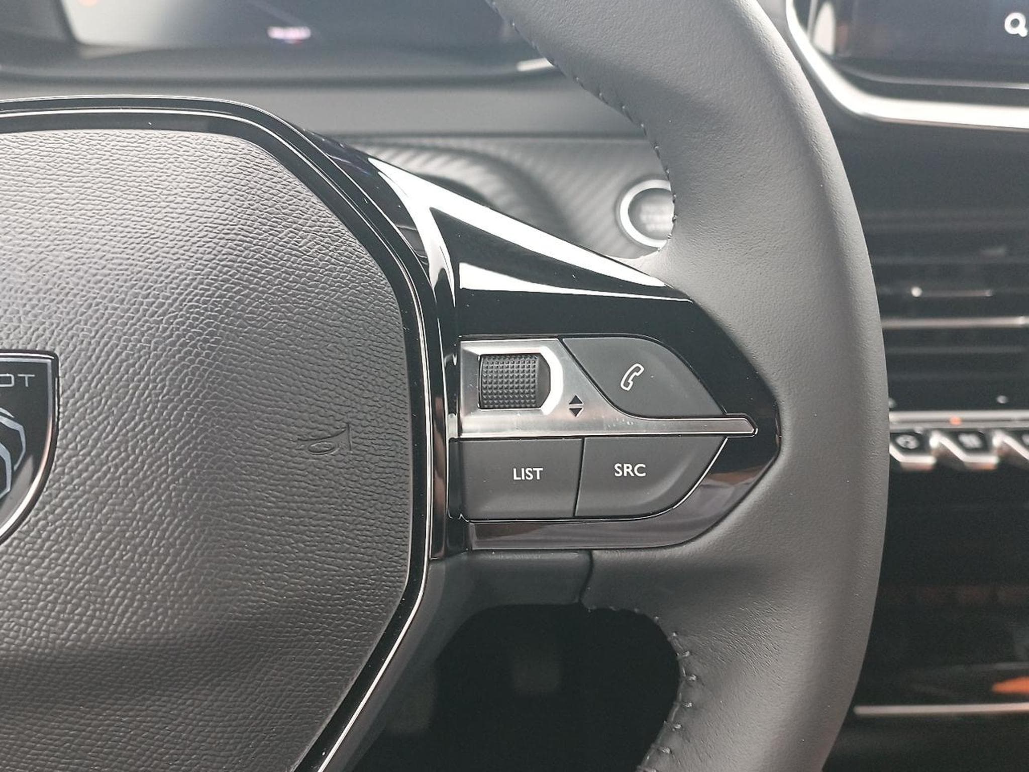 Peugeot 2008 1.2 100 ALLURE (2025) - Photo 17