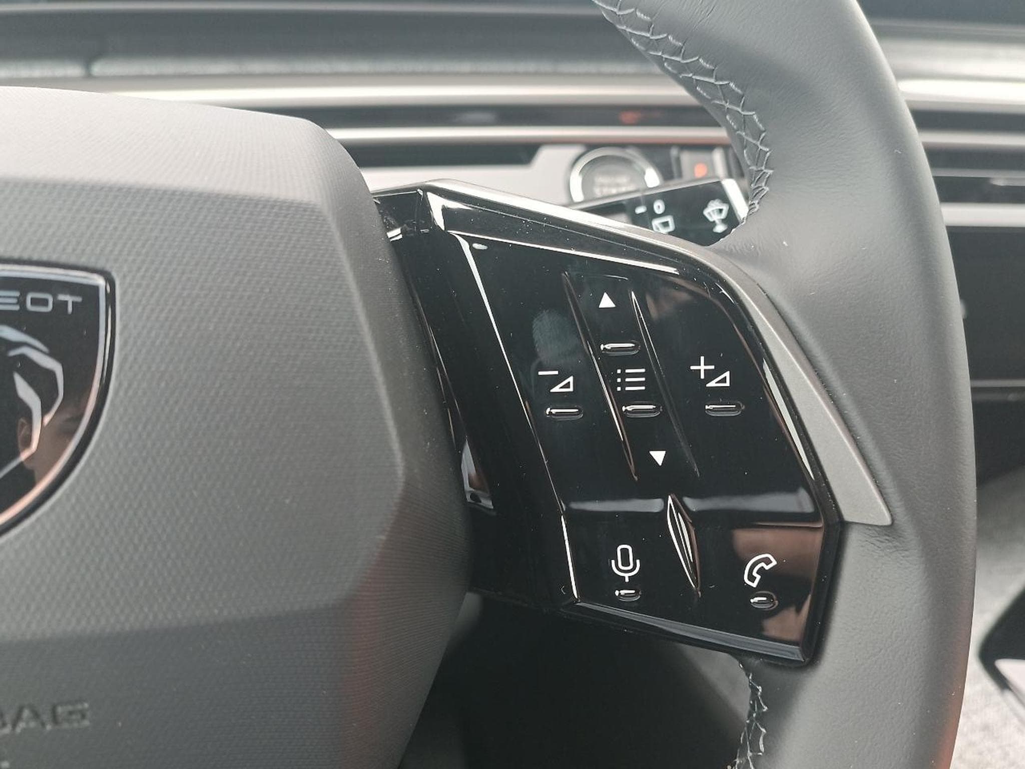 Peugeot 5008 HYBRID 145 ALLURE E-DCS6 (2025) - Photo 14