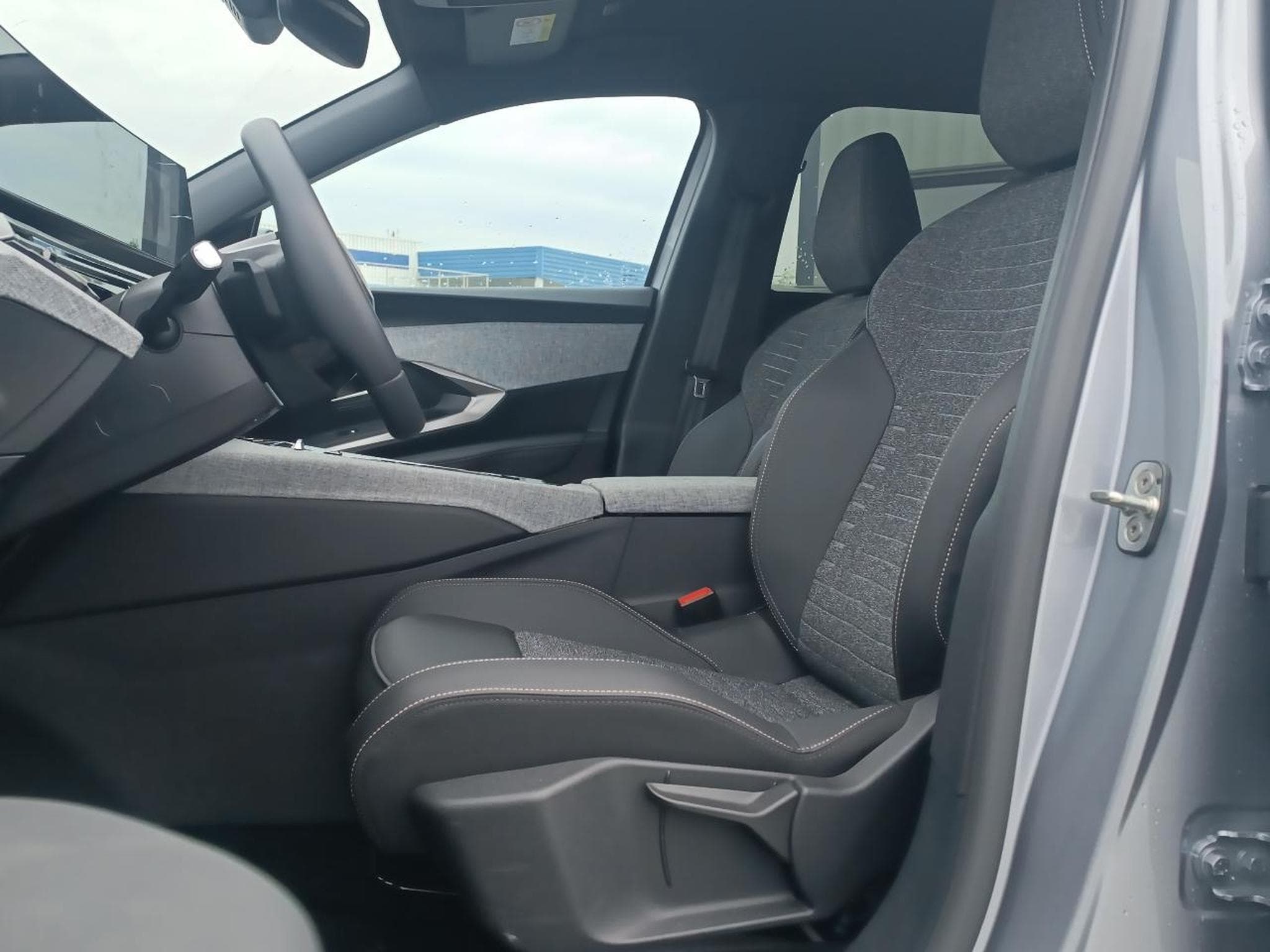 Peugeot 5008 HYBRID 145 ALLURE E-DCS6 (2025) - Photo 16