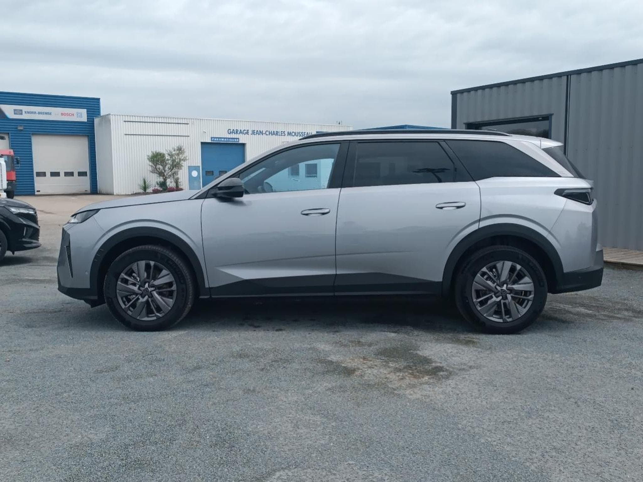 Peugeot 5008 HYBRID 145 ALLURE E-DCS6 (2025) - Photo 8