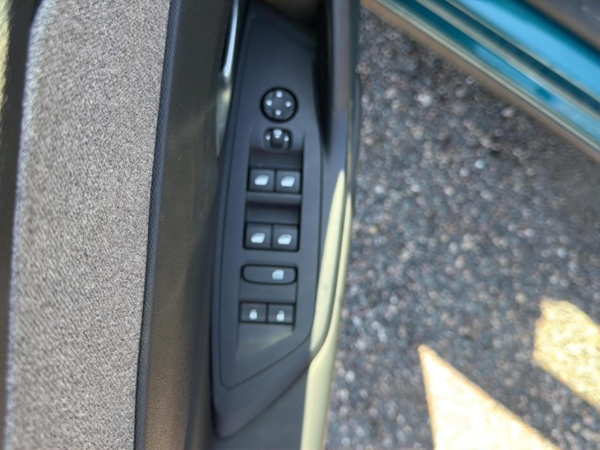 Peugeot 408 HYBRID 145 ALLURE E-DCS6 (2025) - Photo 16