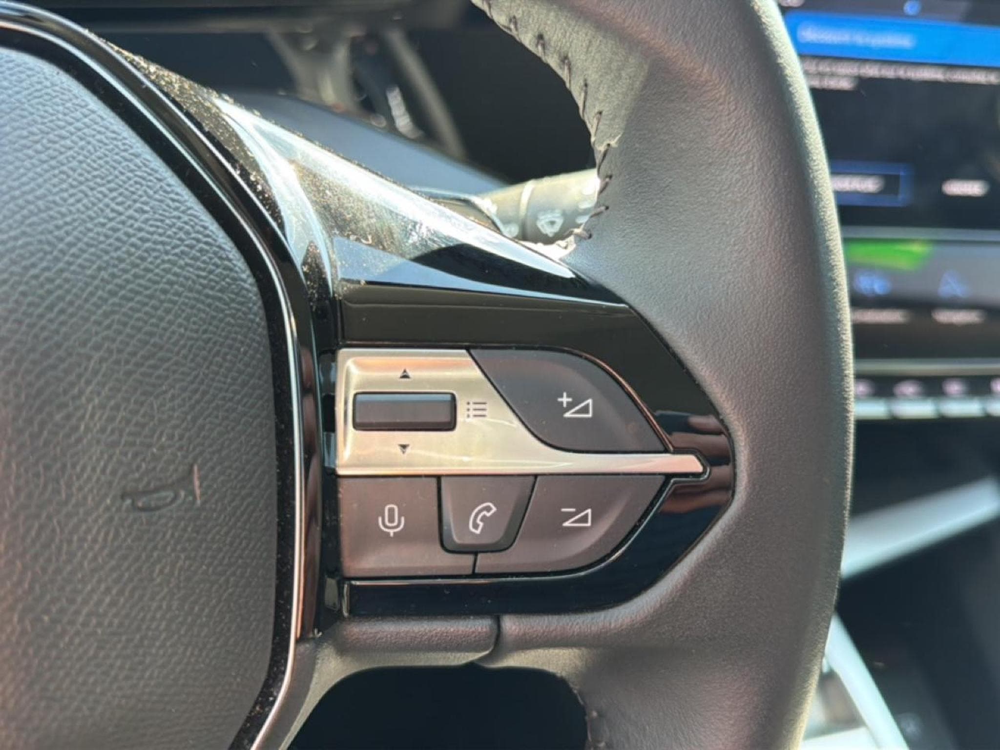 Peugeot 408 HYBRID 145 ALLURE E-DCS6 (2025) - Photo 19