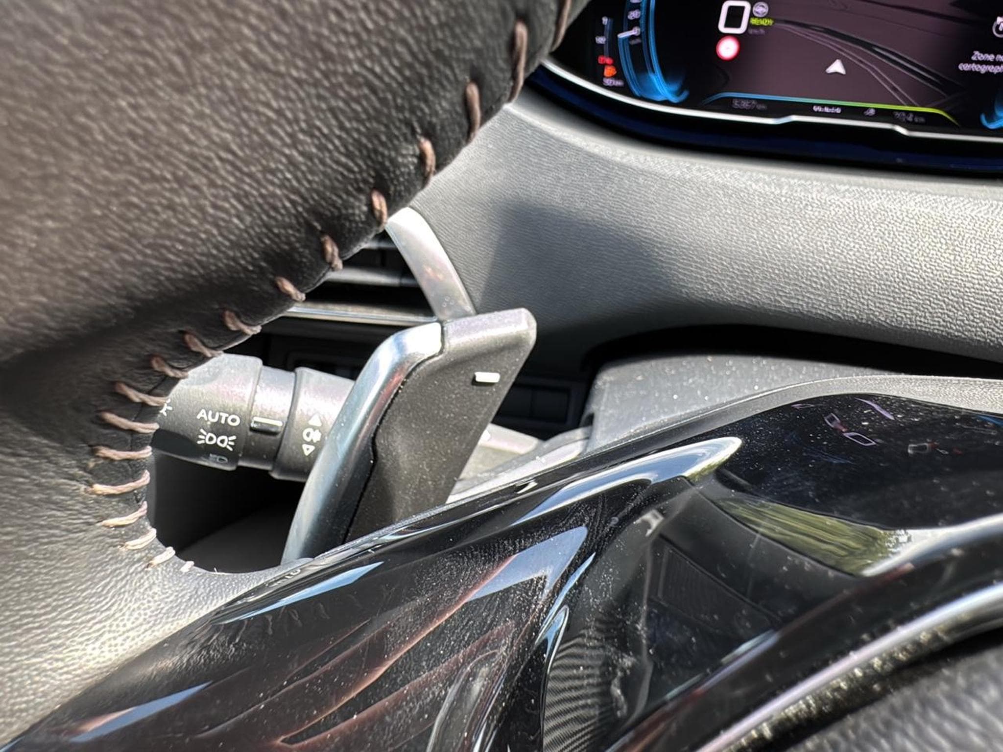Peugeot 3008 PLUG-IN HYBRID 180 ALLURE PACK E-EAT8 (2024) - Photo 20