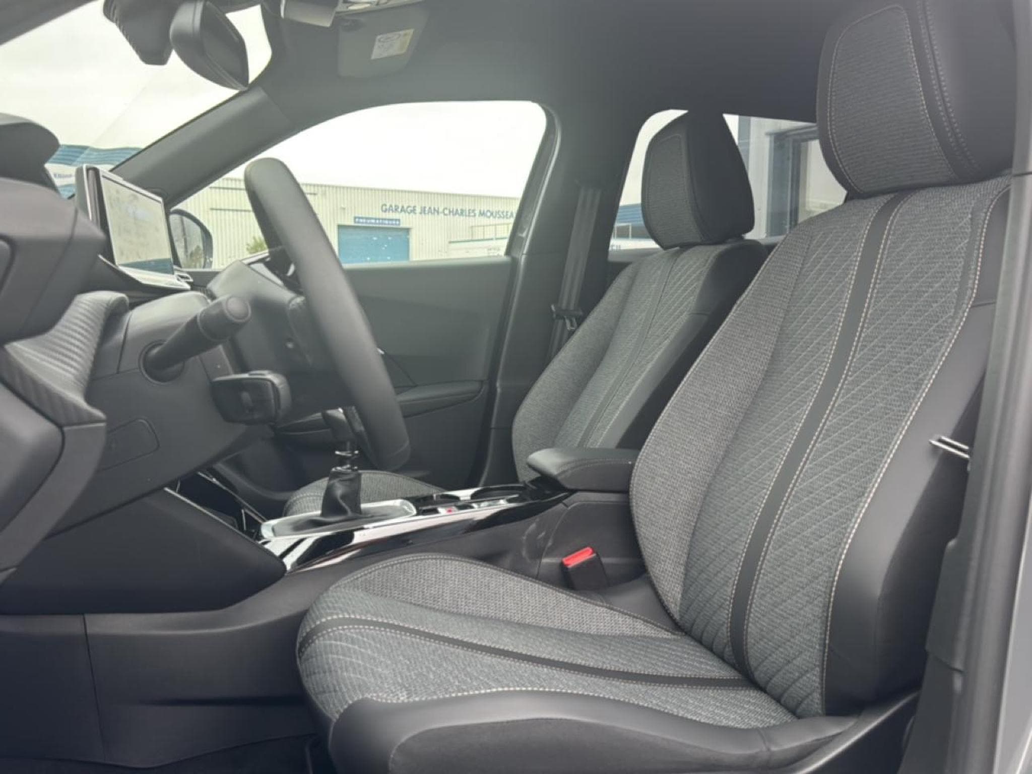 Peugeot 2008 1.2 100 ALLURE (2025) - Photo 12
