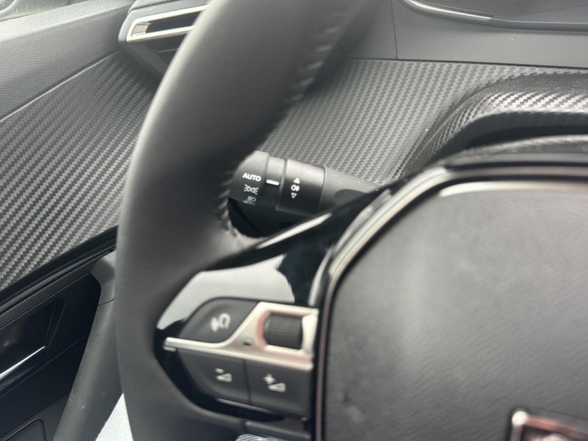 Peugeot 2008 1.2 100 ALLURE (2025) - Photo 16