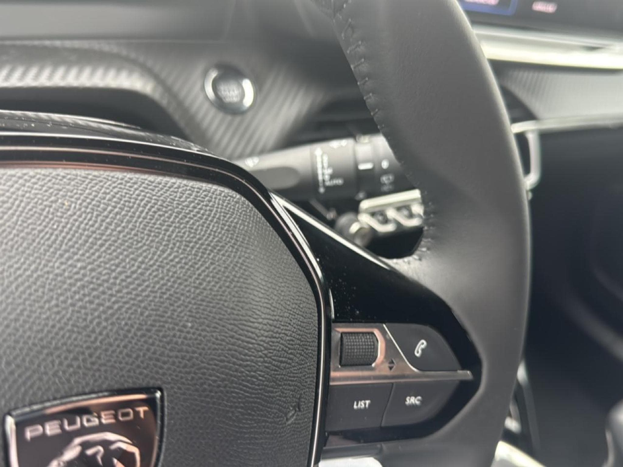 Peugeot 2008 1.2 100 ALLURE (2025) - Photo 17