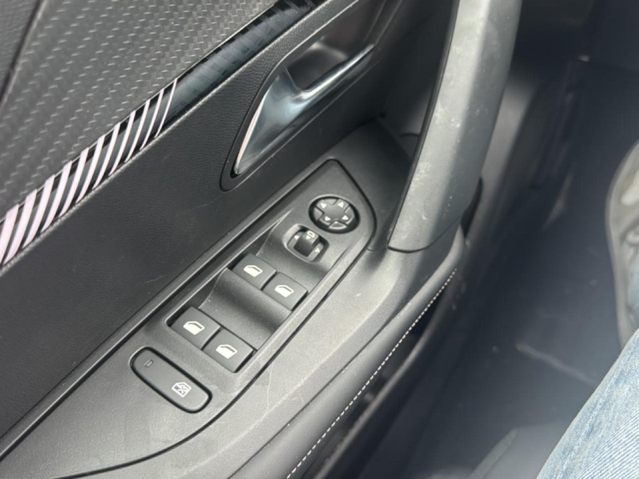 Peugeot 2008 1.2 100 ALLURE (2025) - Photo 18