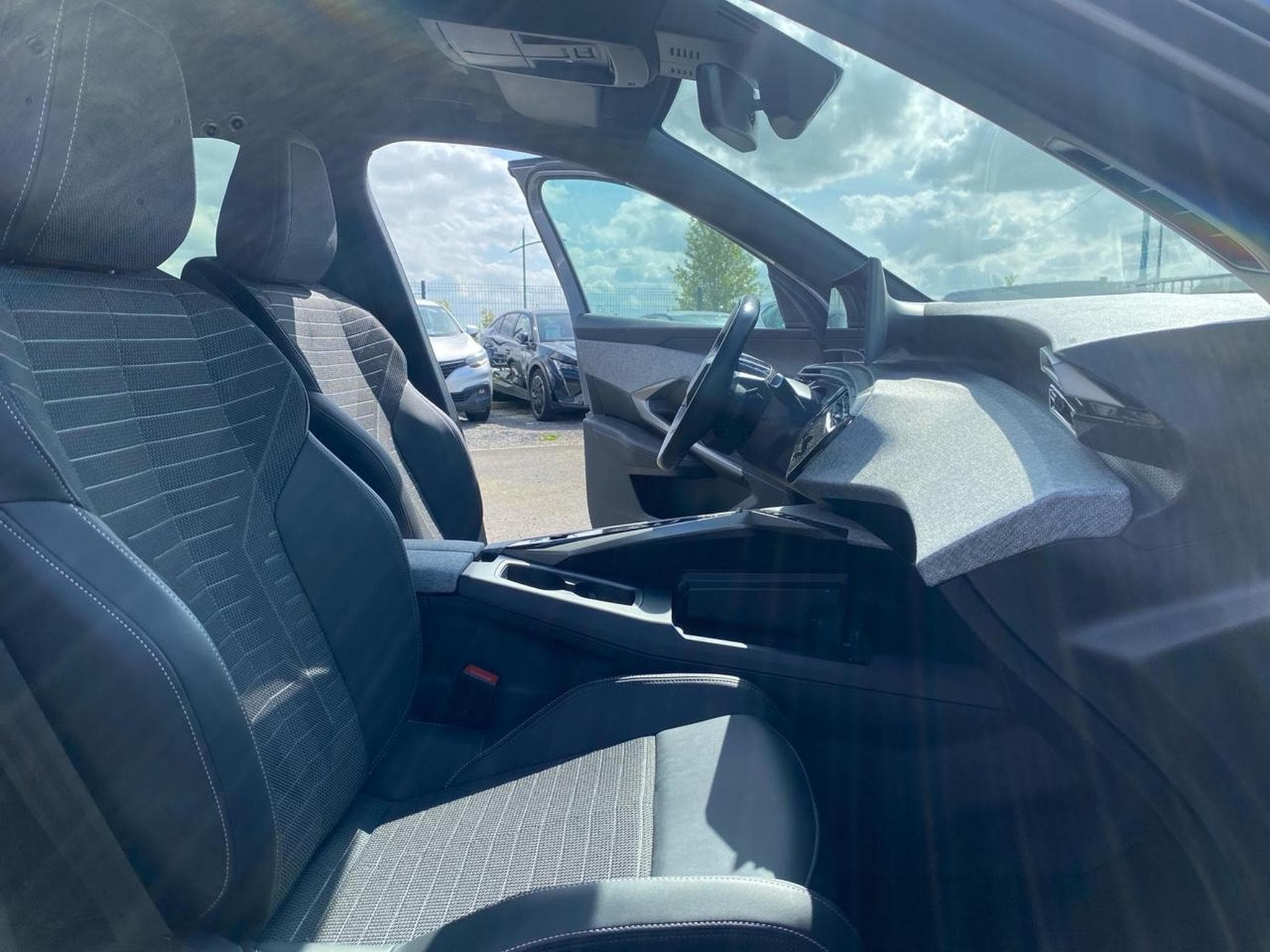 Peugeot 3008 1.2 HYBRID 145 ALLURE E-DCS6 (2024) - Photo 11