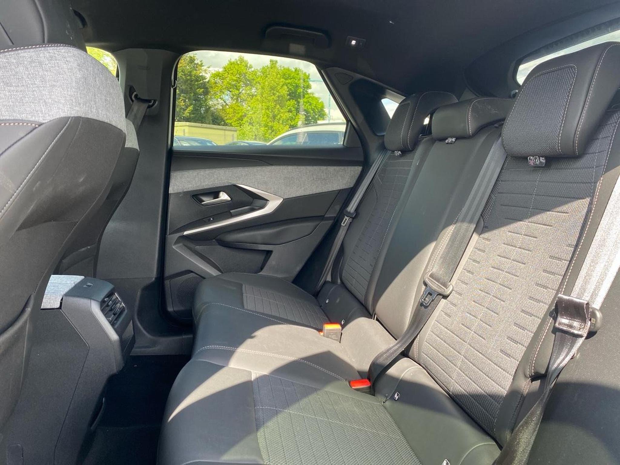 Peugeot 3008 1.2 HYBRID 145 ALLURE E-DCS6 (2024) - Photo 12