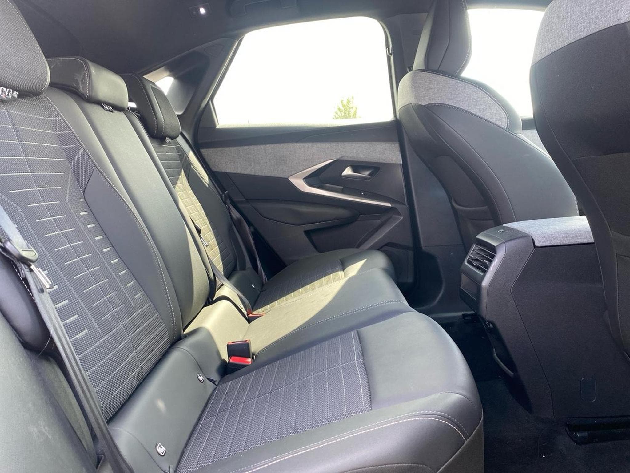 Peugeot 3008 1.2 HYBRID 145 ALLURE E-DCS6 (2024) - Photo 13