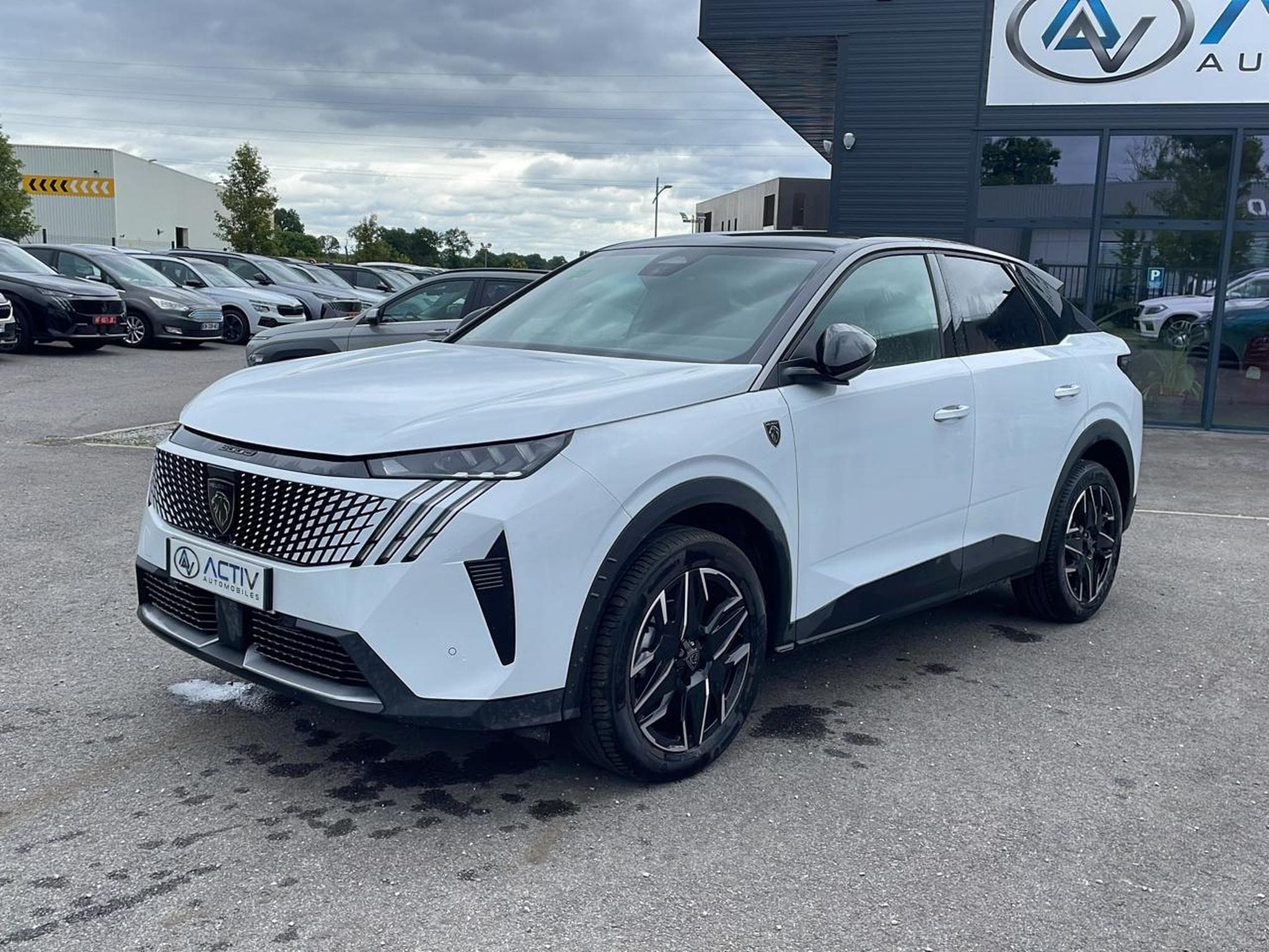 Peugeot 3008 1.2 HYBRID 145 GT E-DCS6 (2025) - Foto 1
