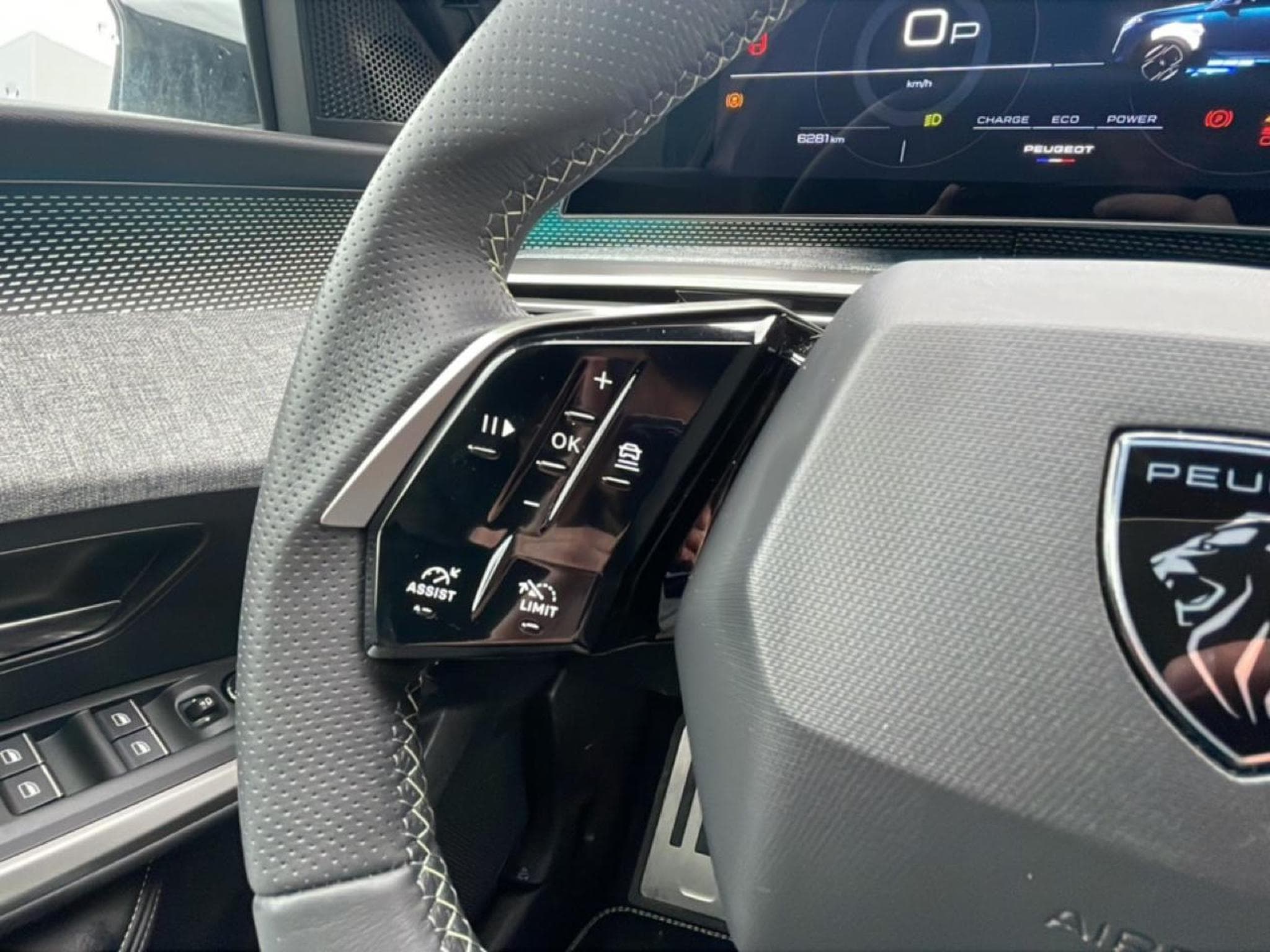 Peugeot 3008 1.2 HYBRID 145 GT E-DCS6 (2025) - Foto 12