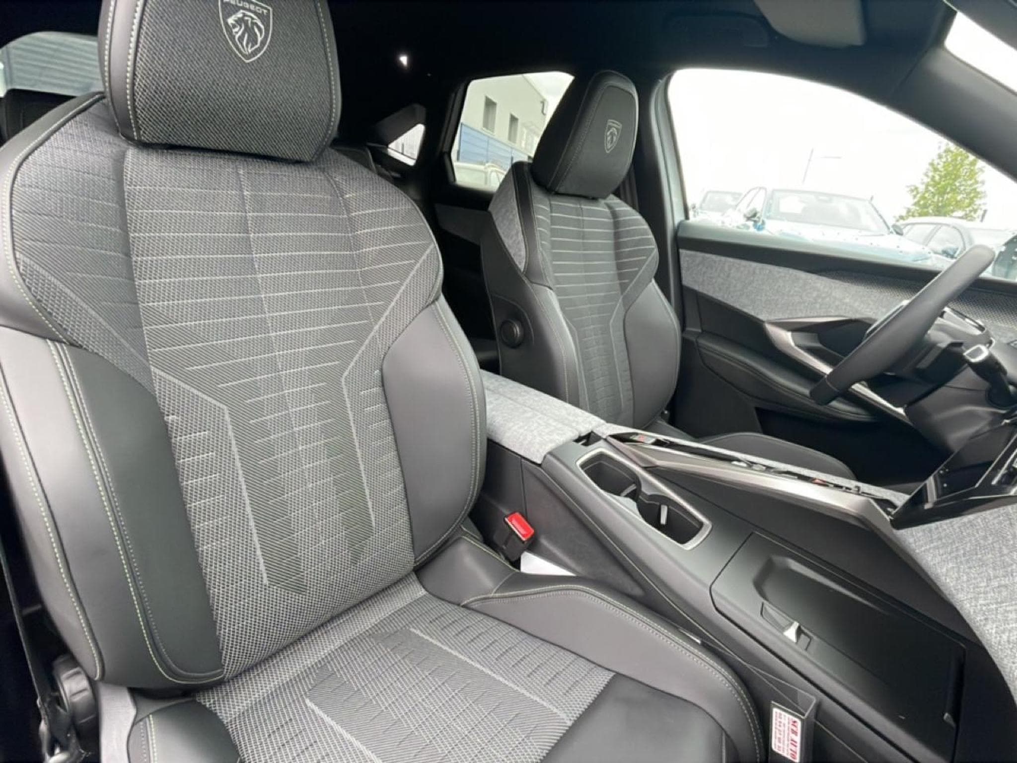Peugeot 3008 1.2 HYBRID 145 GT E-DCS6 (2025) - Foto 14