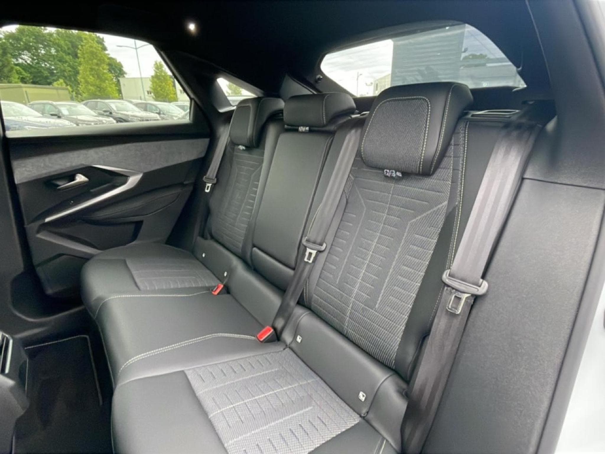 Peugeot 3008 1.2 HYBRID 145 GT E-DCS6 (2025) - Foto 16