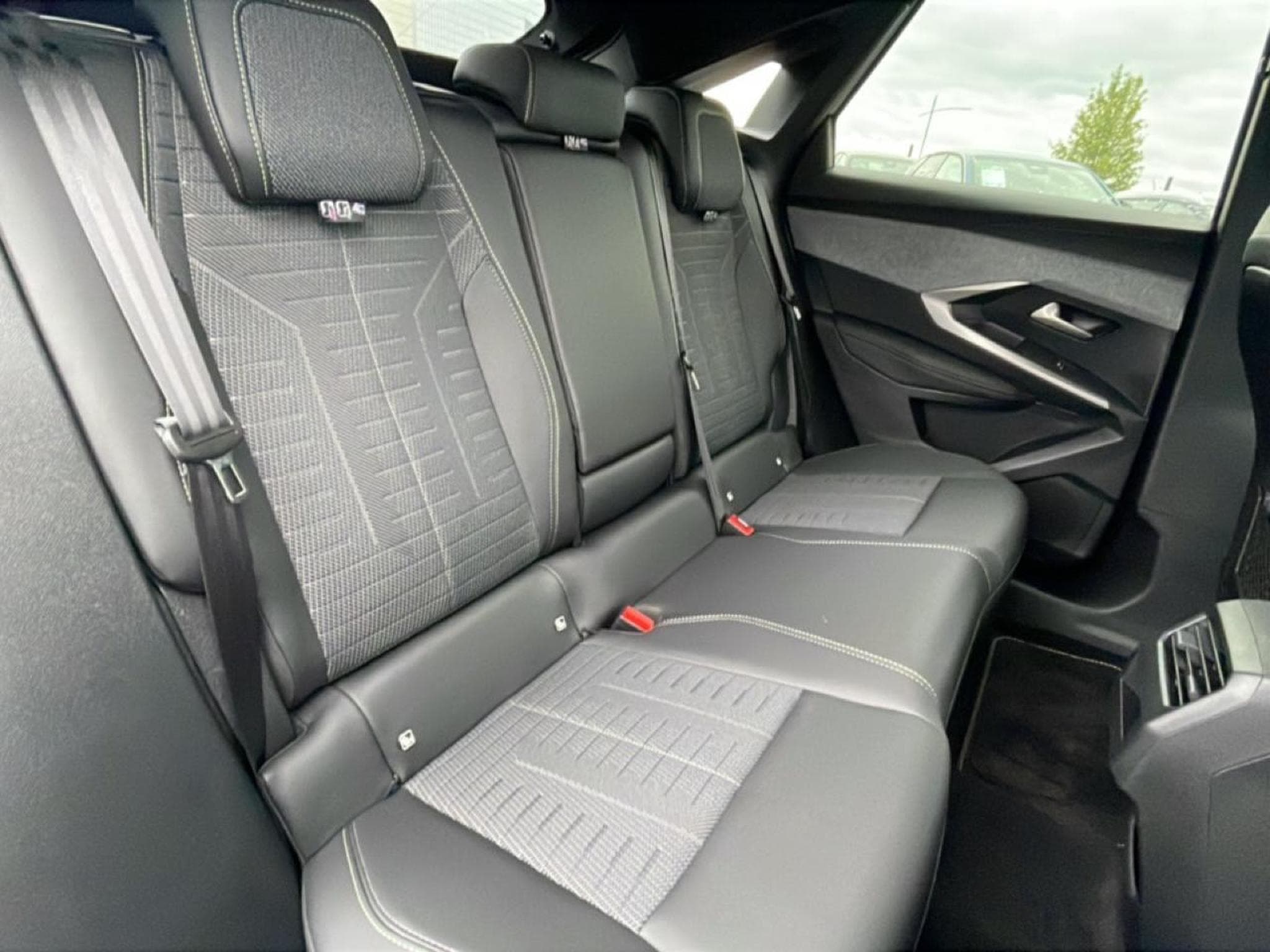 Peugeot 3008 1.2 HYBRID 145 GT E-DCS6 (2025) - Foto 17