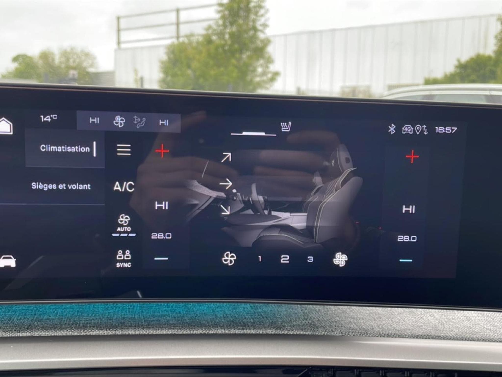 Peugeot 3008 1.2 HYBRID 145 GT E-DCS6 (2025) - Foto 20