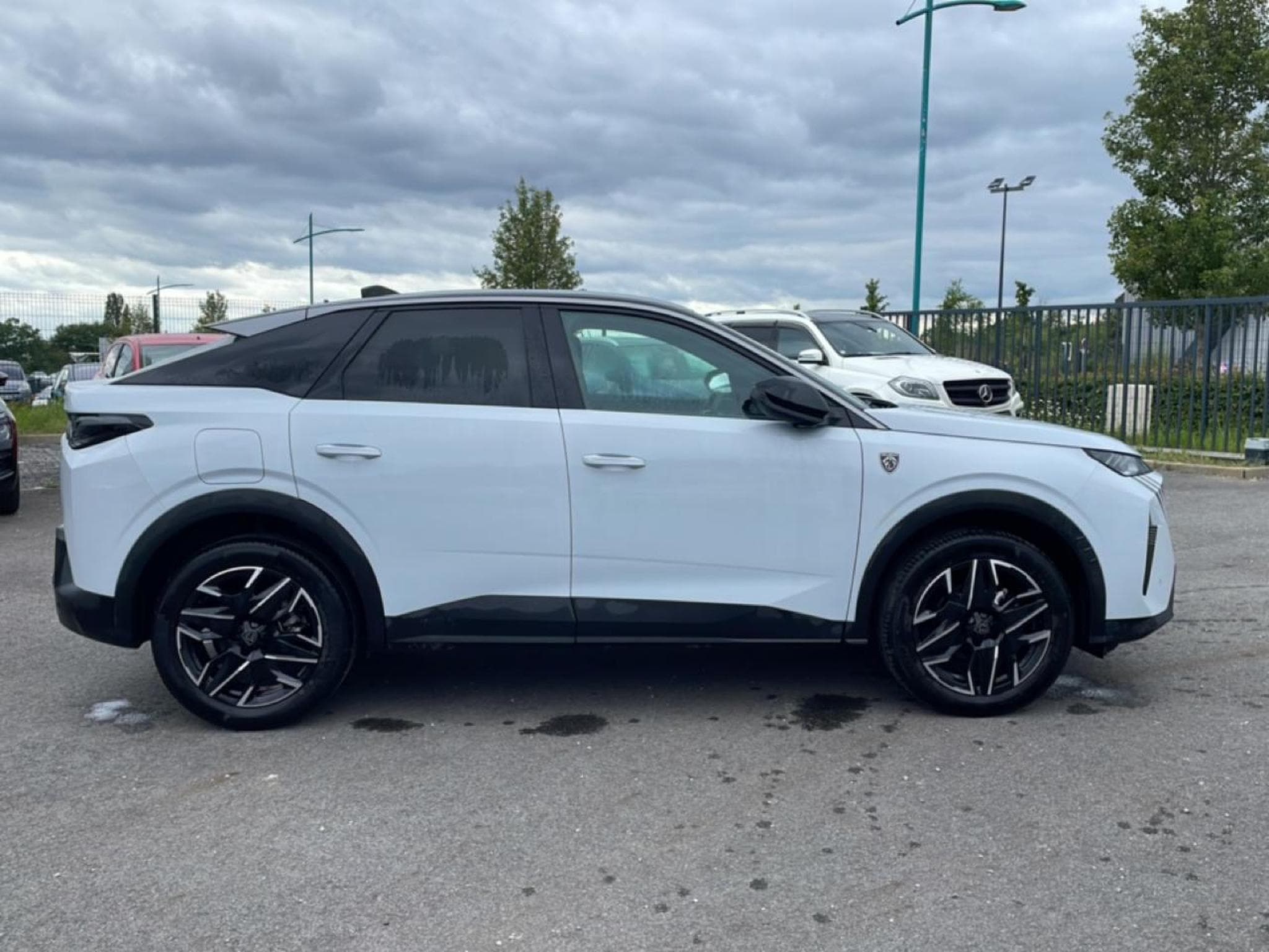 Peugeot 3008 1.2 HYBRID 145 GT E-DCS6 (2025) - Foto 4