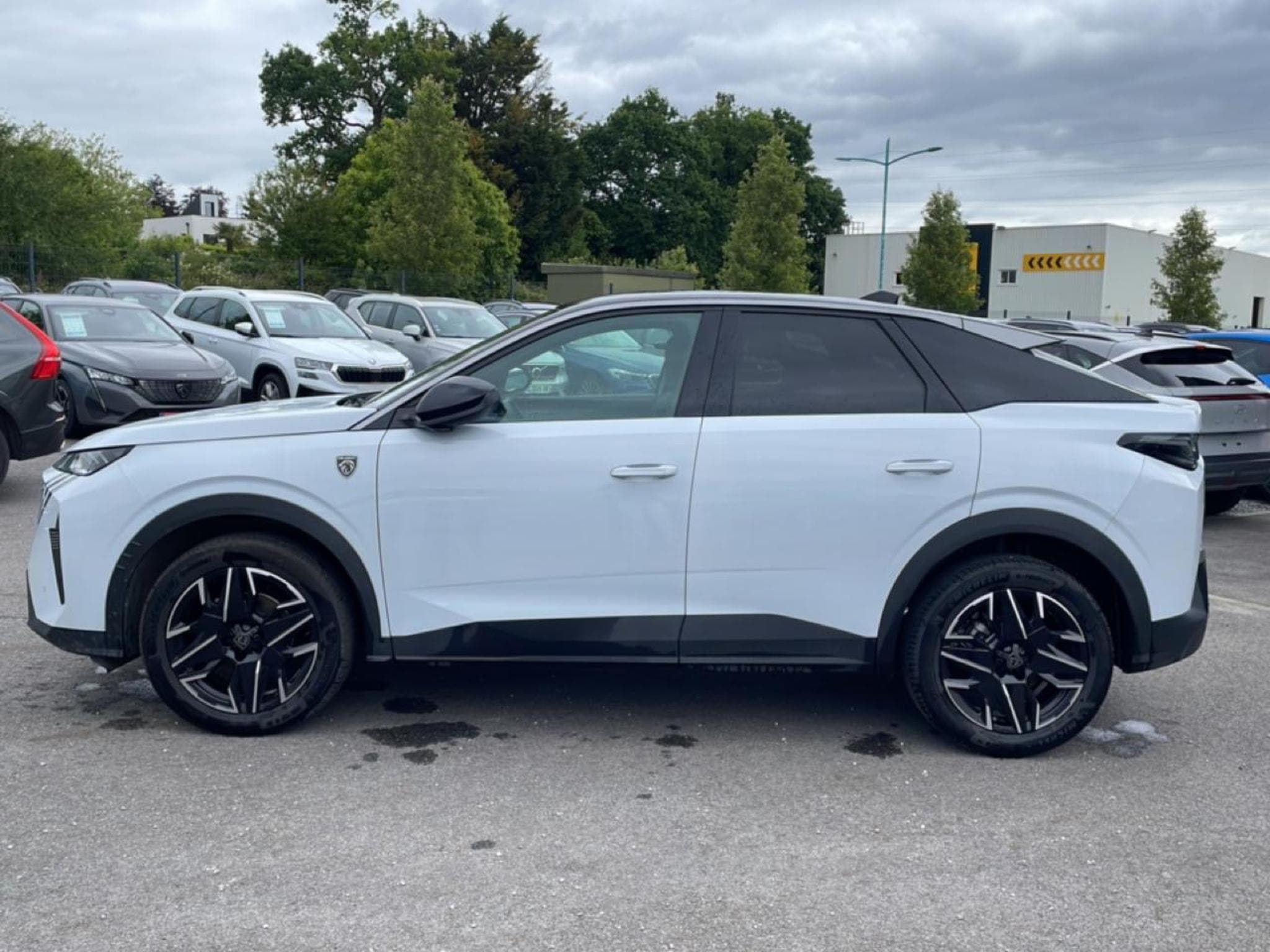 Peugeot 3008 1.2 HYBRID 145 GT E-DCS6 (2025) - Foto 8