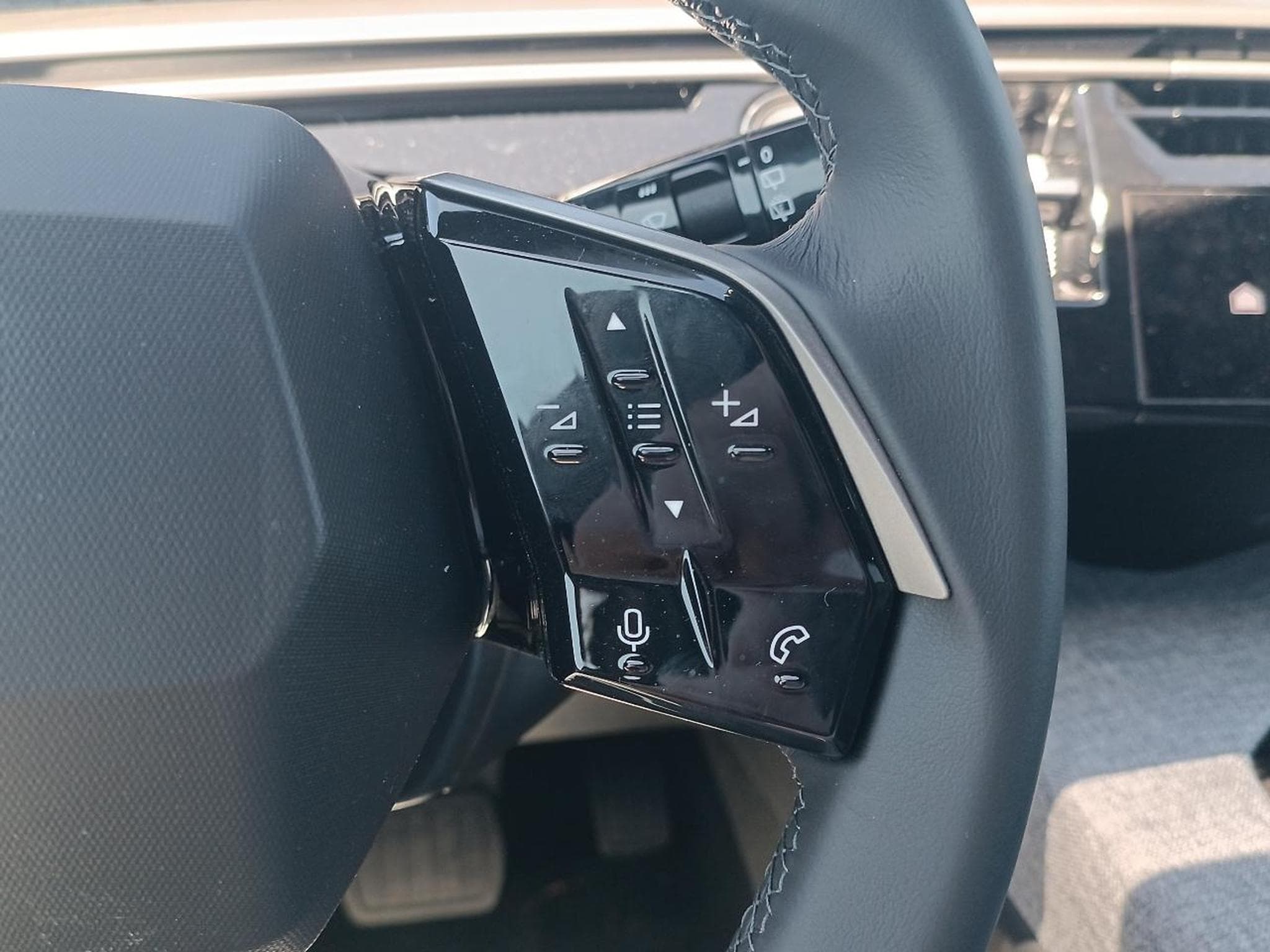 Peugeot 5008 HYBRID 145 ALLURE E-DCS6 (2025) - Photo 16