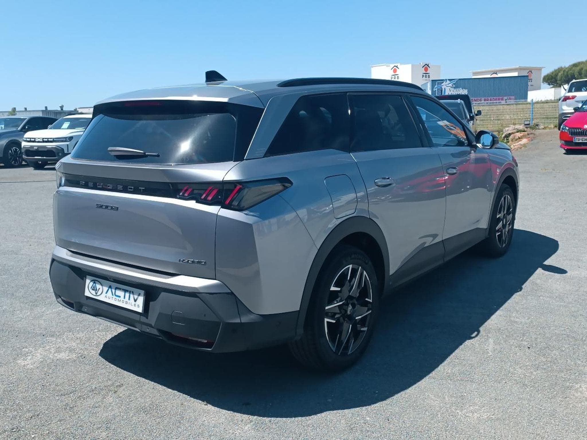 Peugeot 5008 HYBRID 145 ALLURE E-DCS6 (2025) - Photo 5