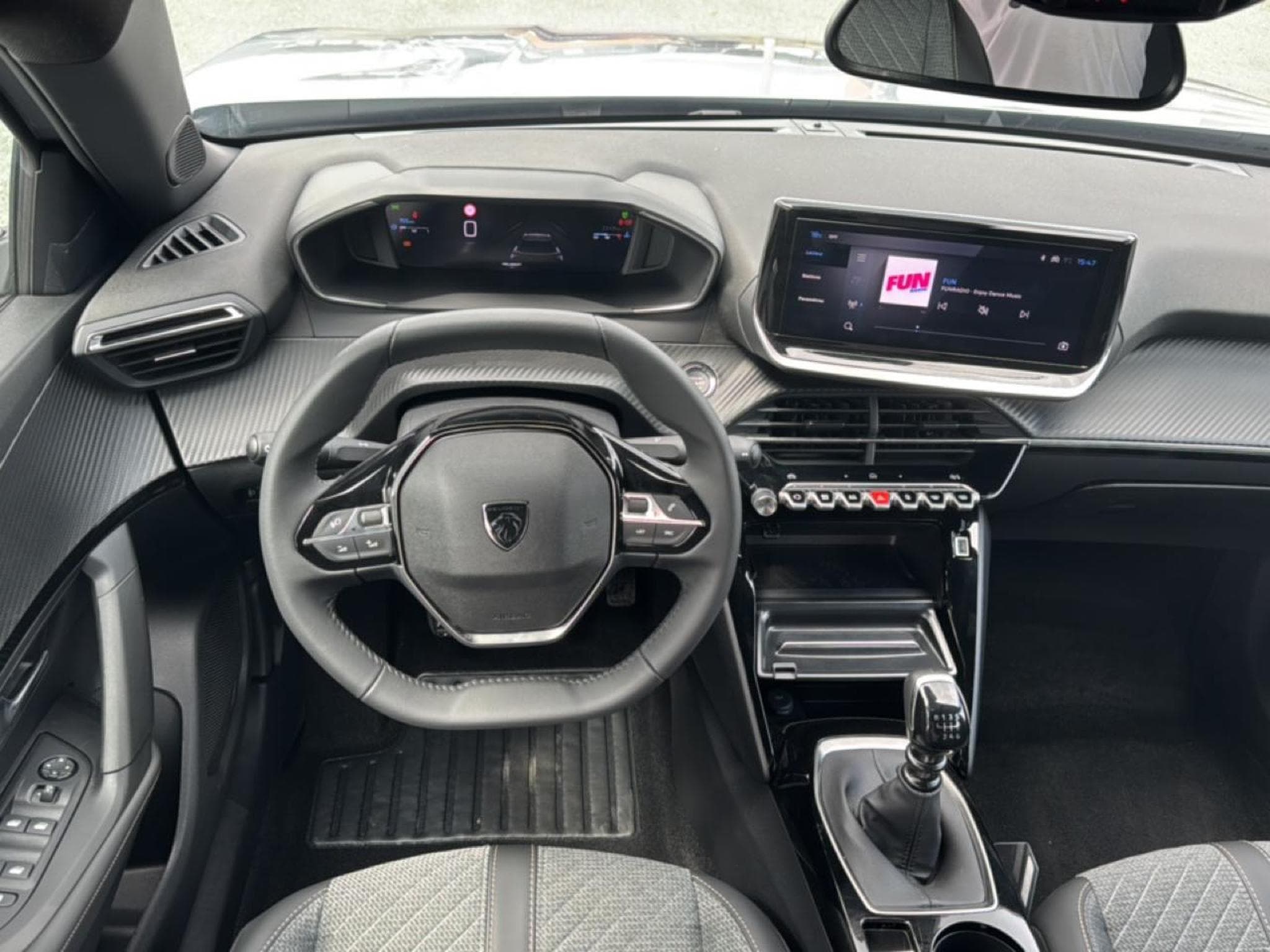 Peugeot 2008 1.2 100 ALLURE (2025) - Photo 9