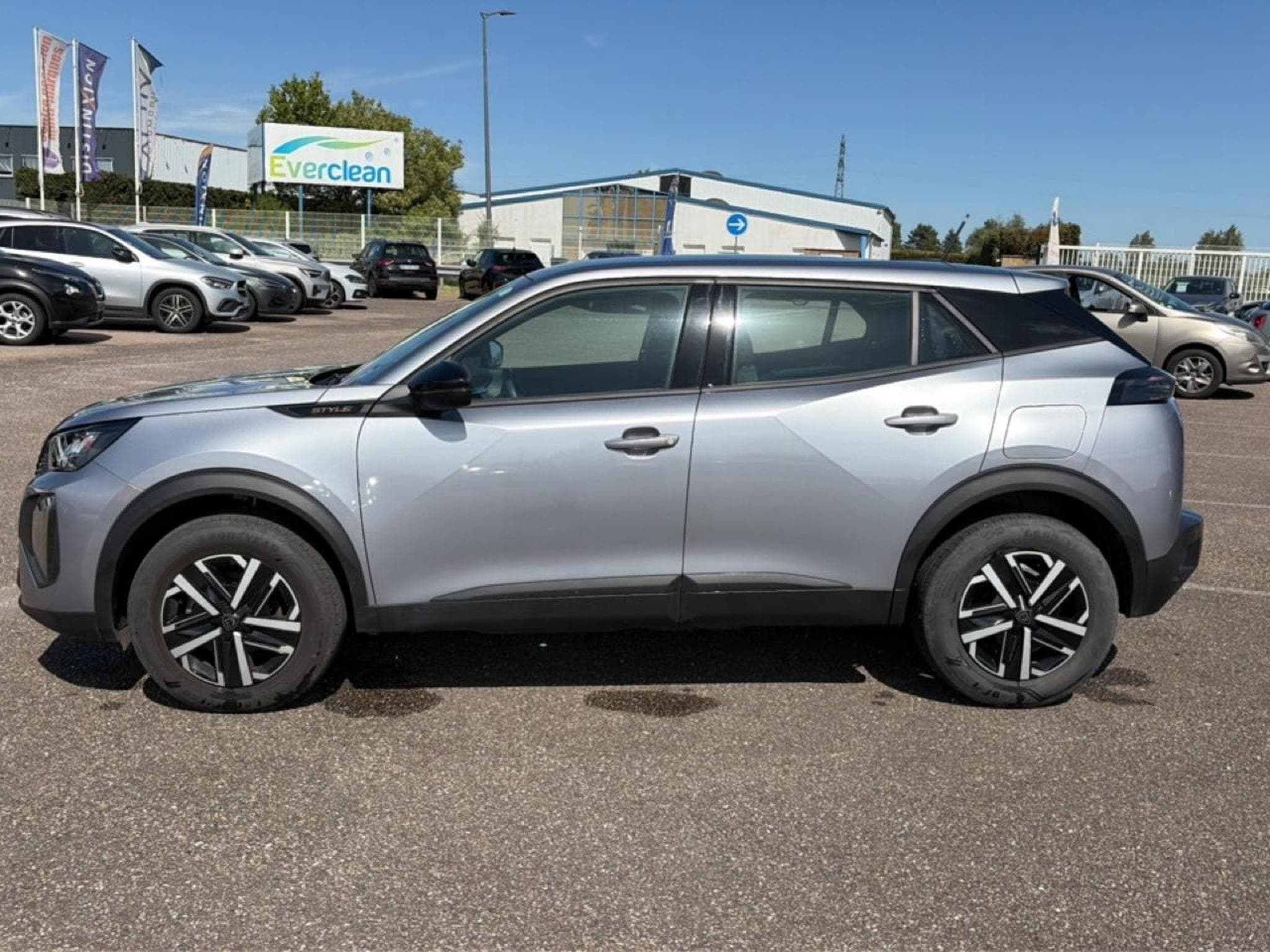Peugeot 2008 1.2 100 STYLE (2025) - Photo 8