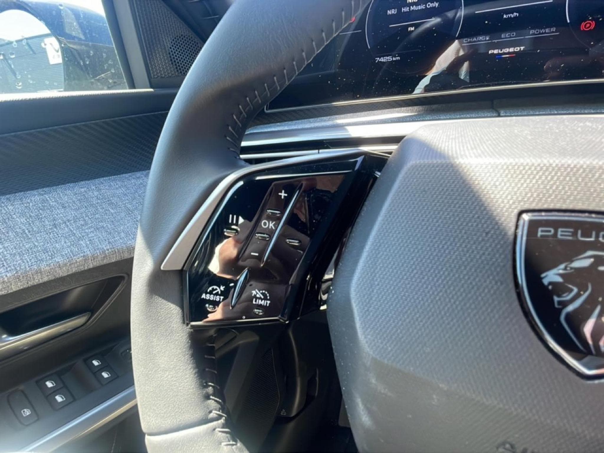 Peugeot 3008 1.2 HYBRID 145 ALLURE E-DCS6 (2025) - Photo 12