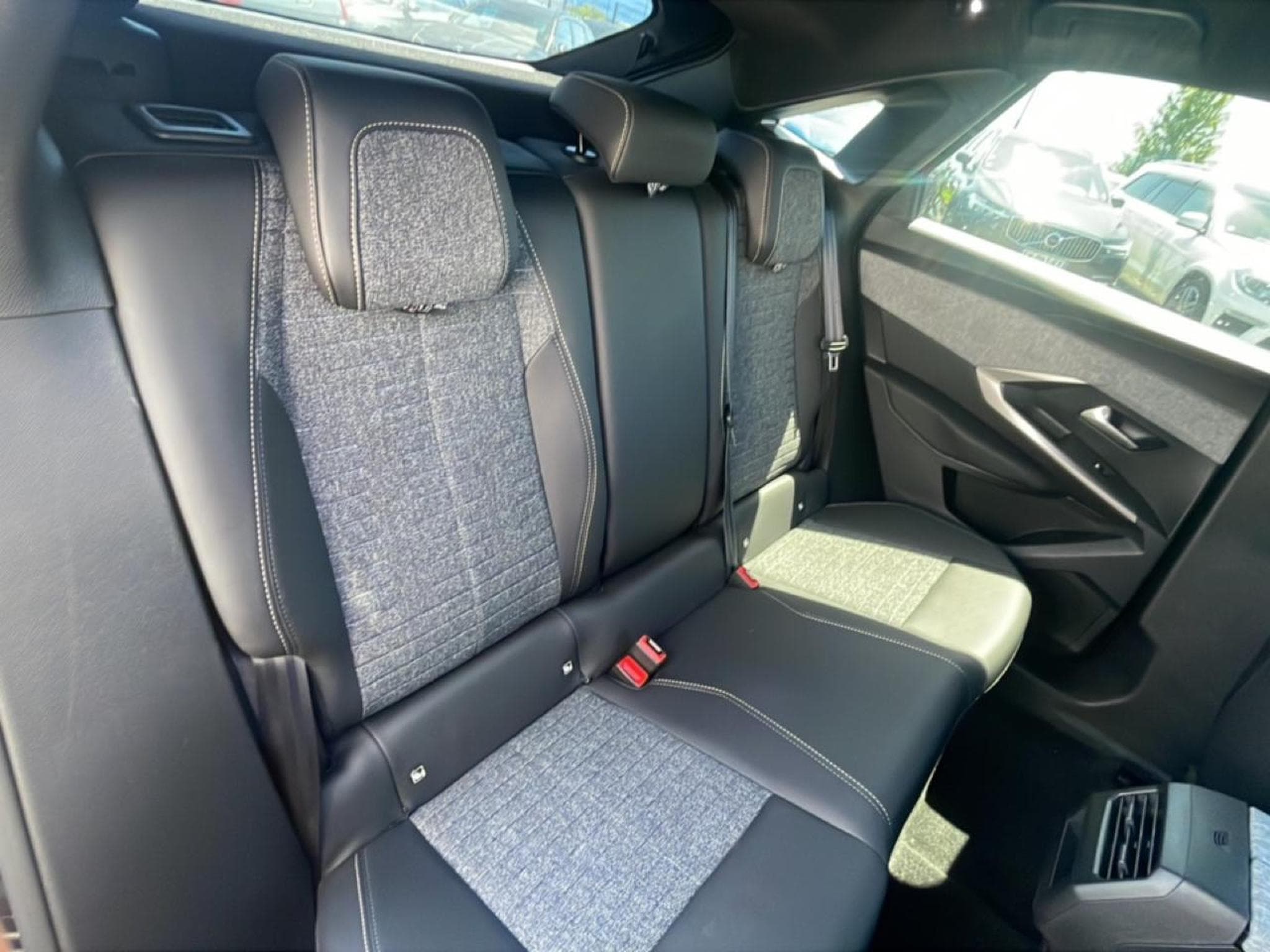 Peugeot 3008 1.2 HYBRID 145 ALLURE E-DCS6 (2025) - Photo 16