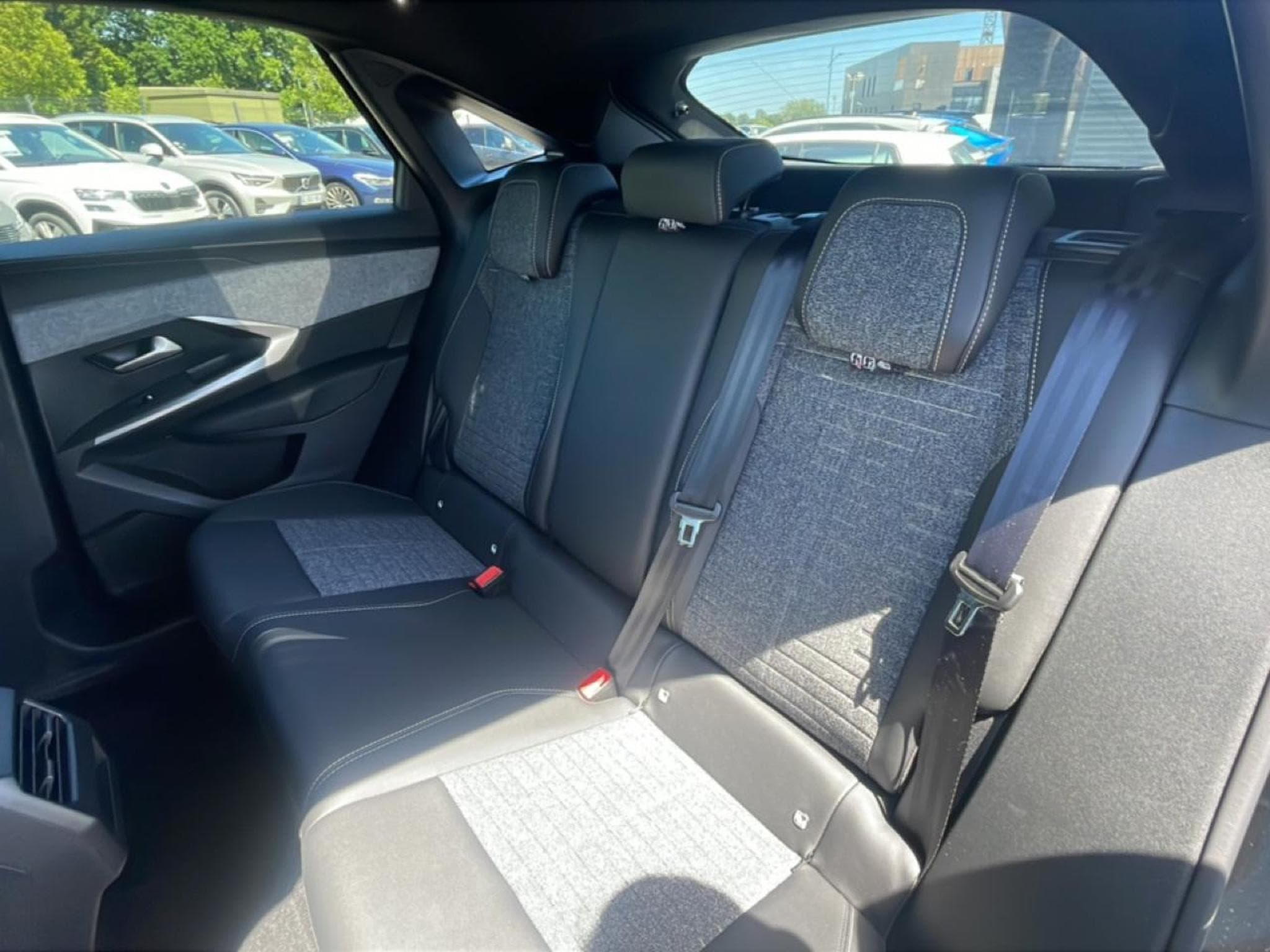 Peugeot 3008 1.2 HYBRID 145 ALLURE E-DCS6 (2025) - Photo 17