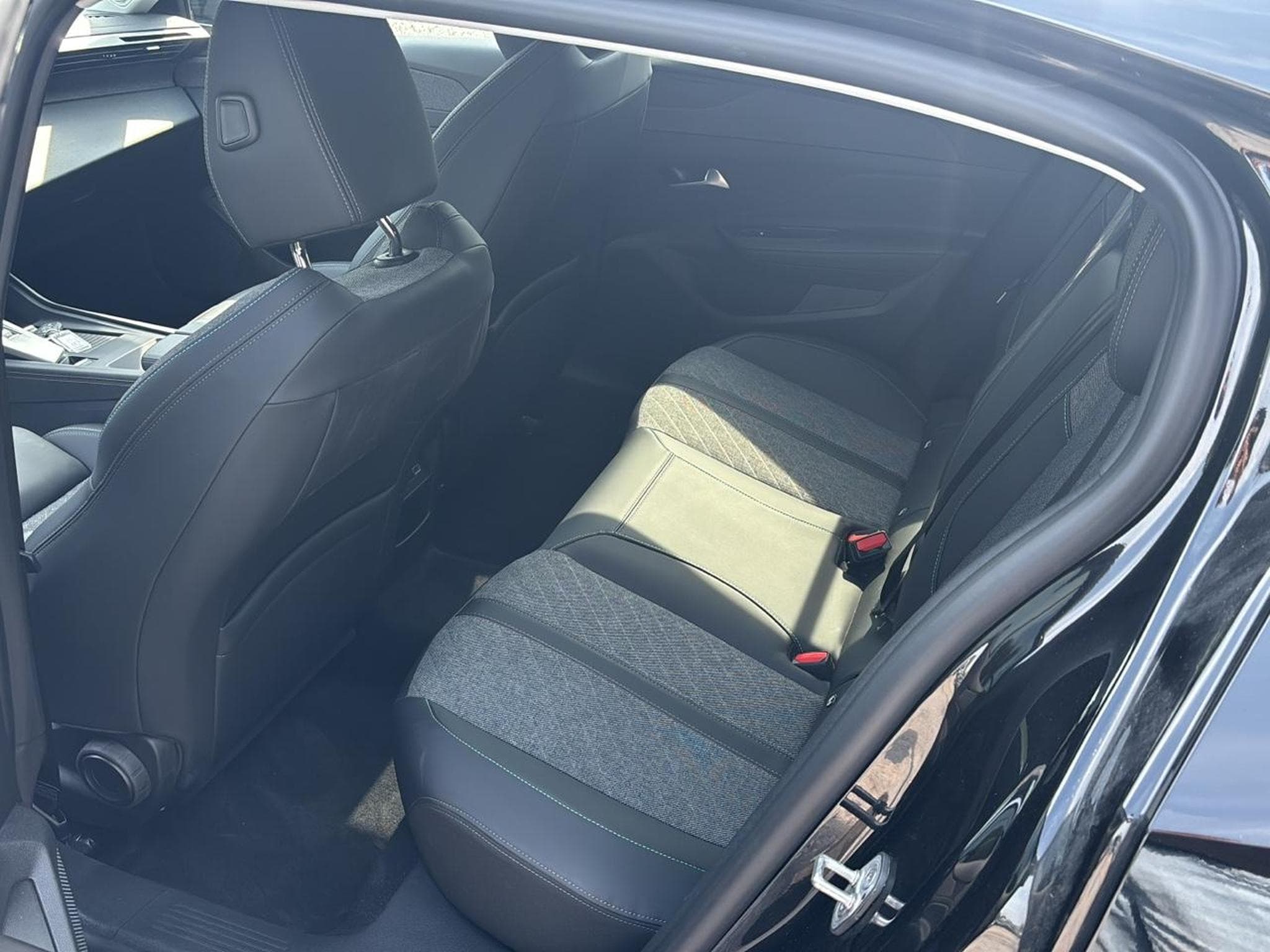 Peugeot 408 1.2 PURETECH 130 ALLURE EAT8 (2024) - Photo 10
