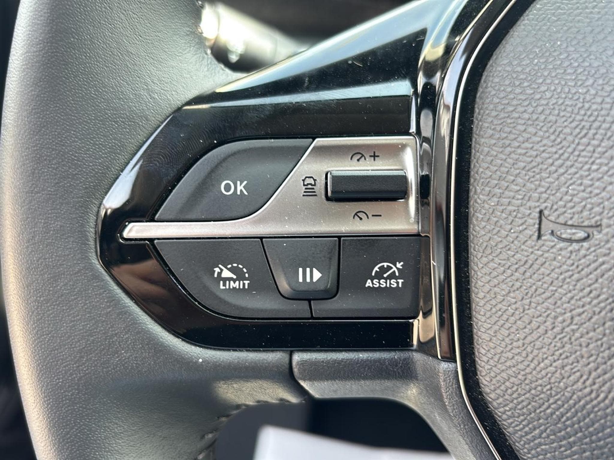 Peugeot 408 1.2 PURETECH 130 ALLURE EAT8 (2024) - Photo 16