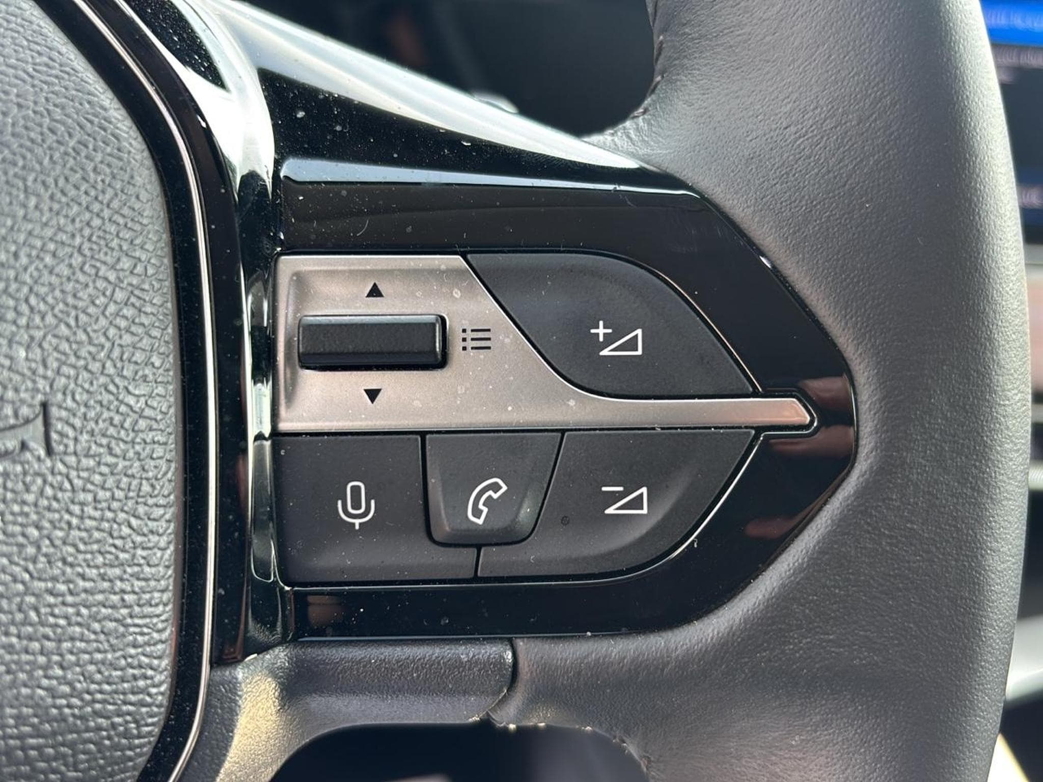 Peugeot 408 1.2 PURETECH 130 ALLURE EAT8 (2024) - Photo 17