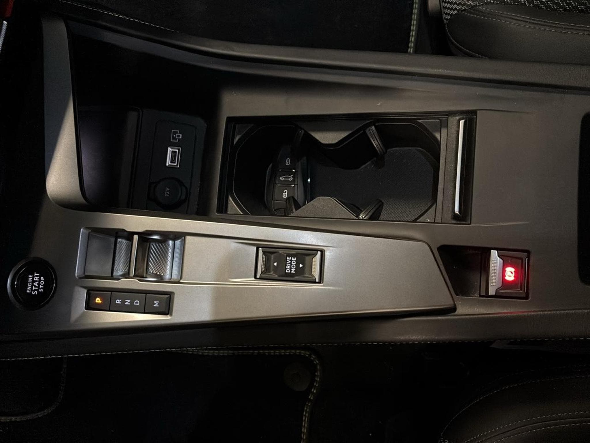 Peugeot 408 HYBRID 145 GT E-DCS6 (2025) - Foto 13