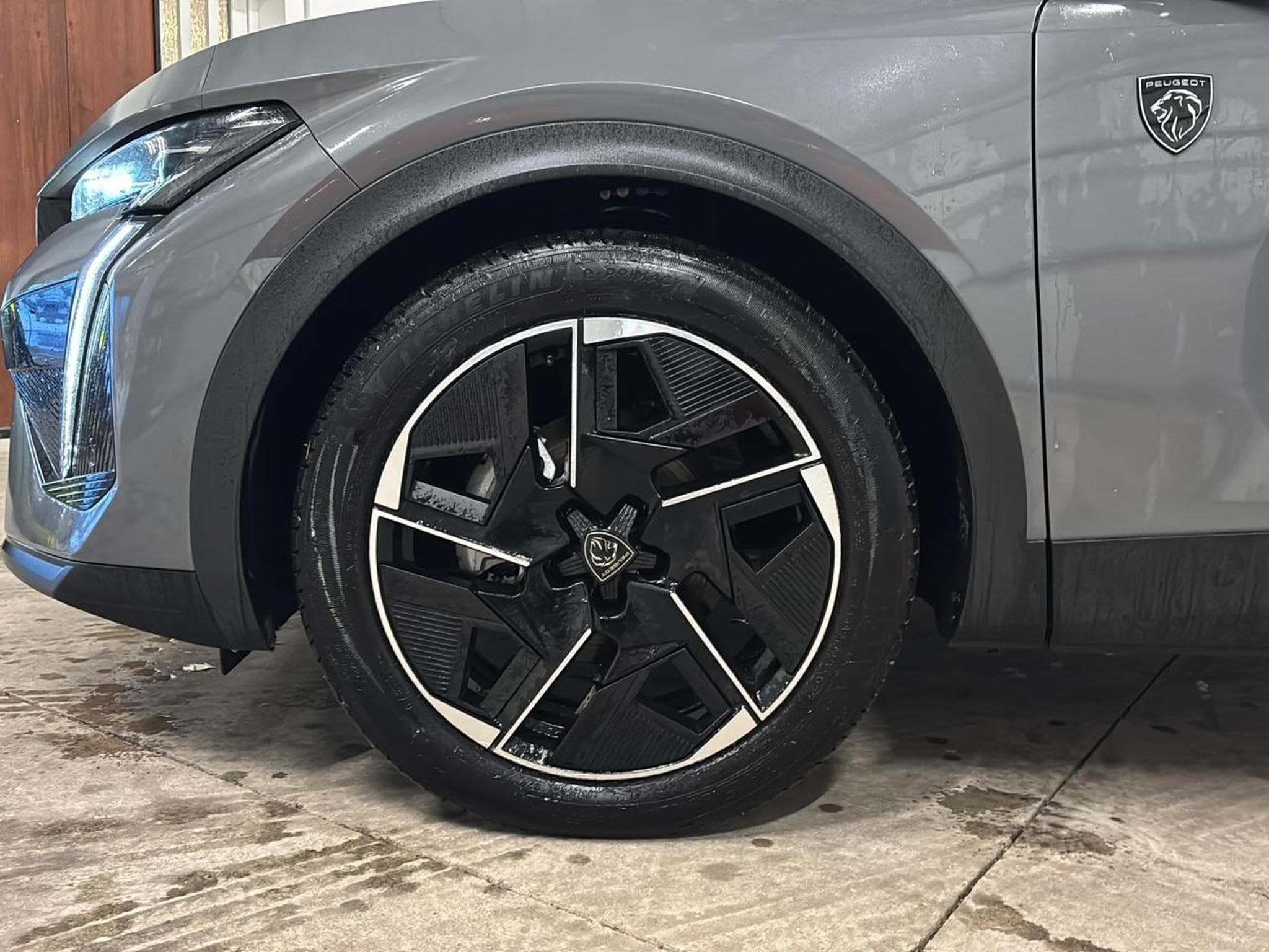 Peugeot 408 HYBRID 145 GT E-DCS6 (2025) - Foto 9