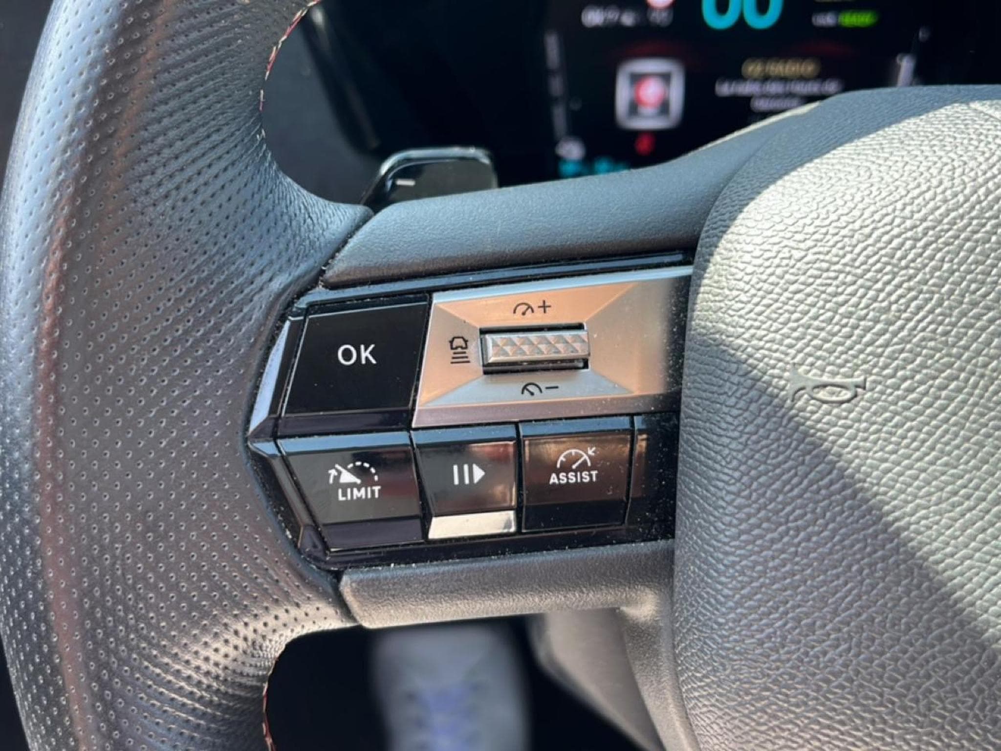 DS Automobiles DS4 E-TENSE 225 PERFORMANCE LINE + (2023) - Foto 19