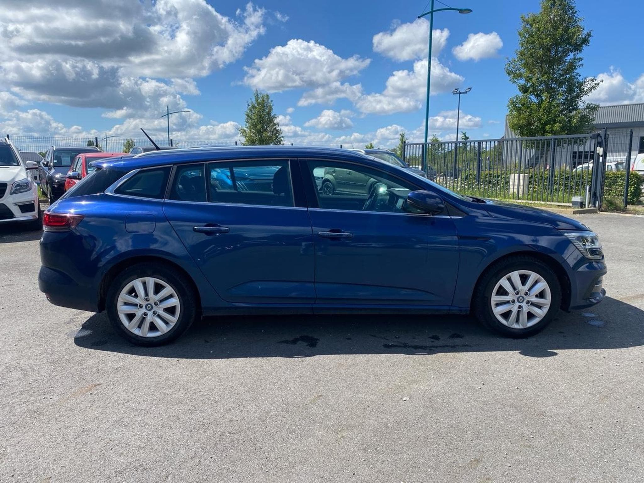 Renault MEGANE IV ESTATE 1.6 E-TECH PLUG-IN 160 EVOLUTION (2022) - Photo 4