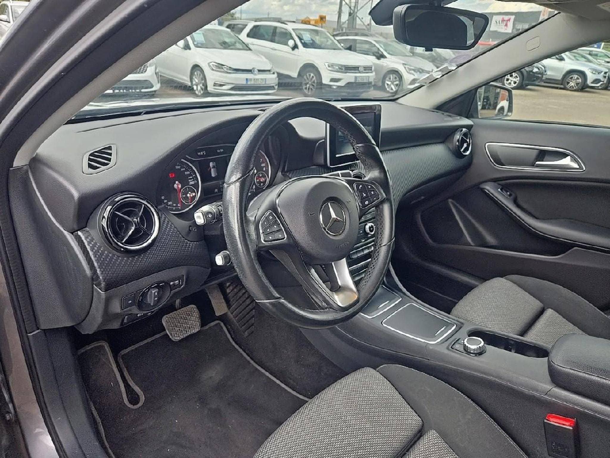Mercedes GLA 180 INTUITION 7G-DCT (2017) - Photo 12