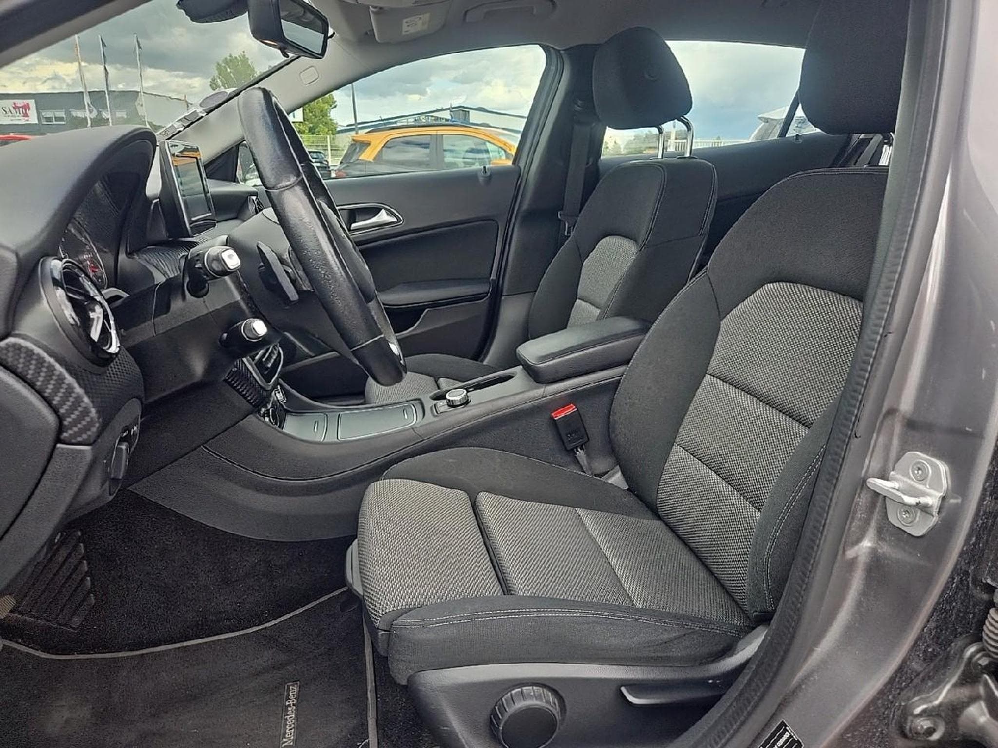Mercedes GLA 180 INTUITION 7G-DCT (2017) - Photo 13