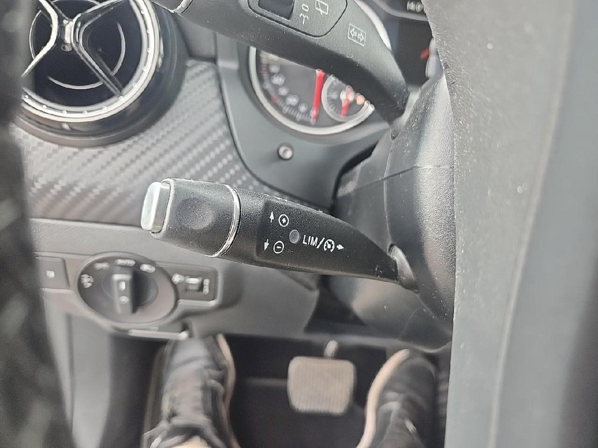 Mercedes GLA 180 INTUITION 7G-DCT (2017) - Photo 19