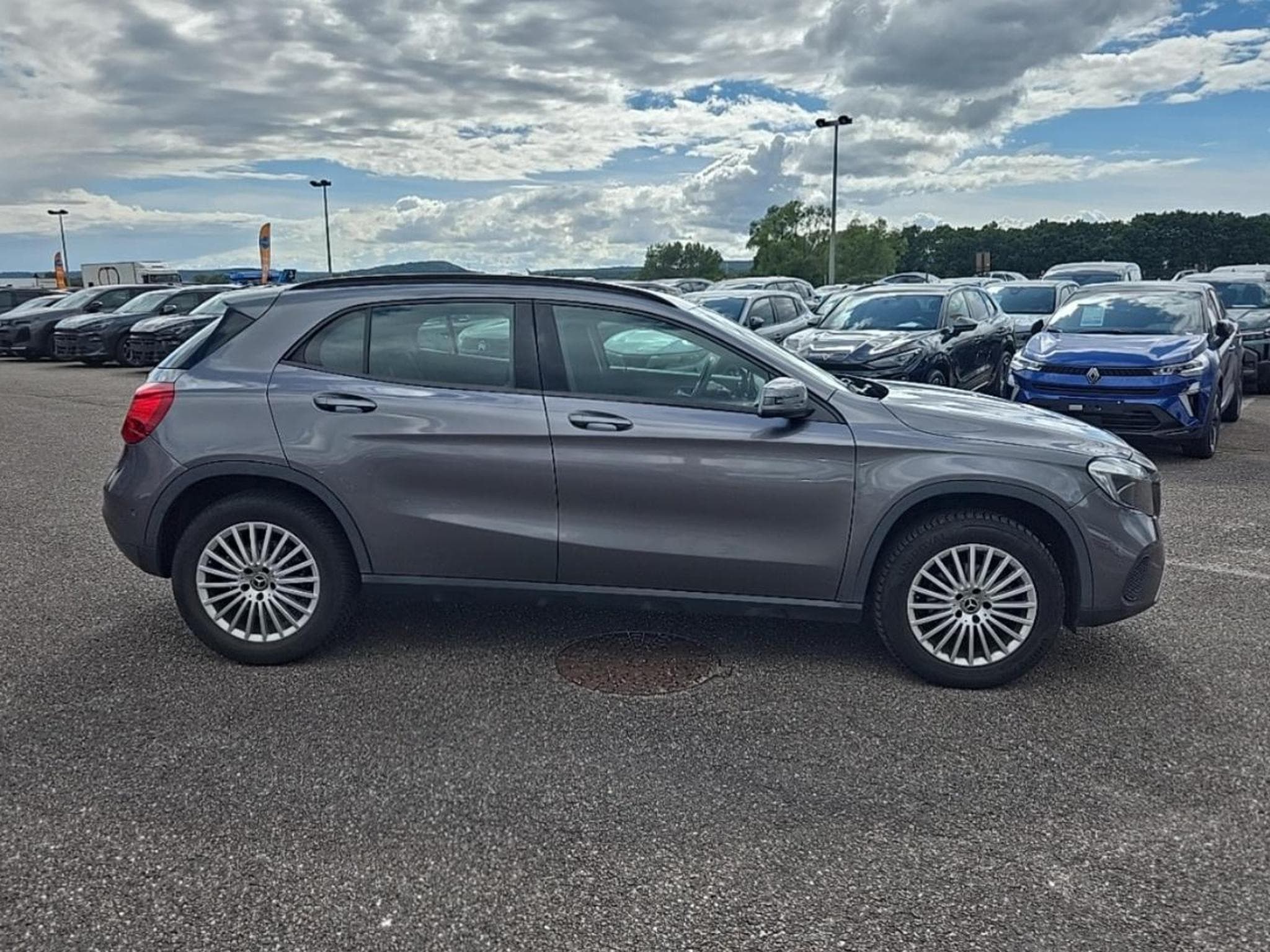 Mercedes GLA 180 INTUITION 7G-DCT (2017) - Photo 4