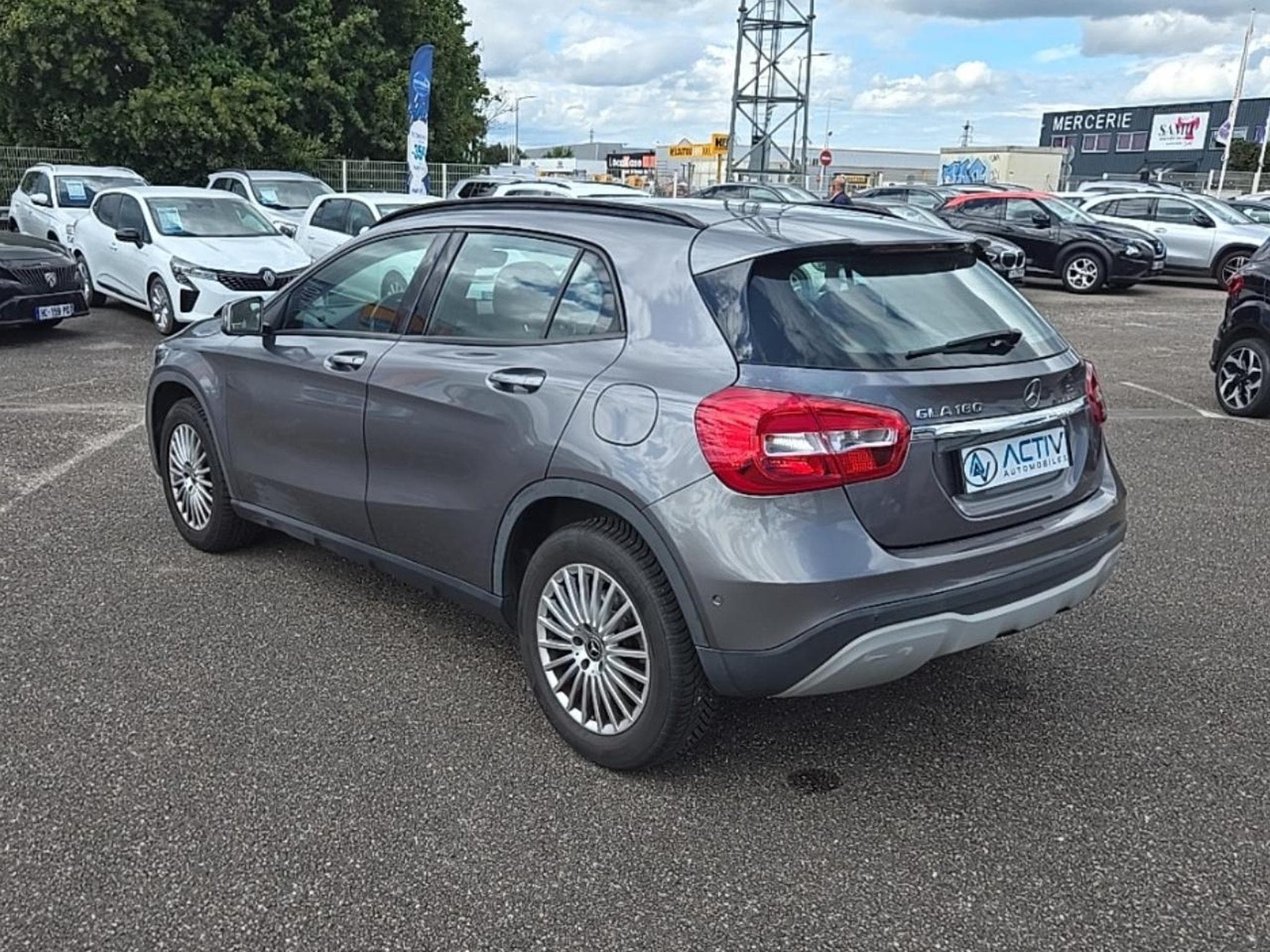 Mercedes GLA 180 INTUITION 7G-DCT (2017) - Photo 7