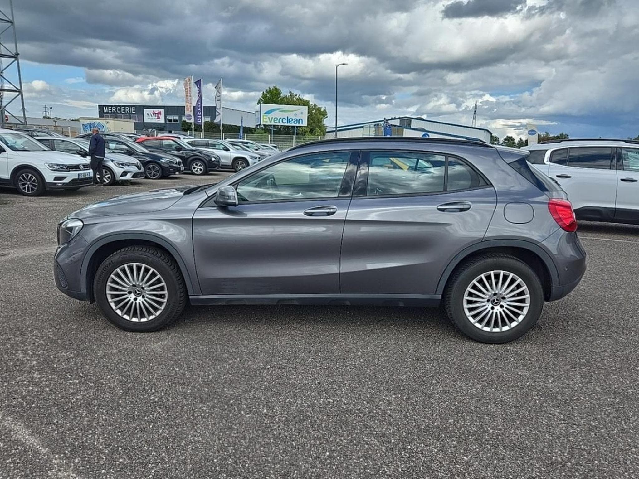 Mercedes GLA 180 INTUITION 7G-DCT (2017) - Photo 8