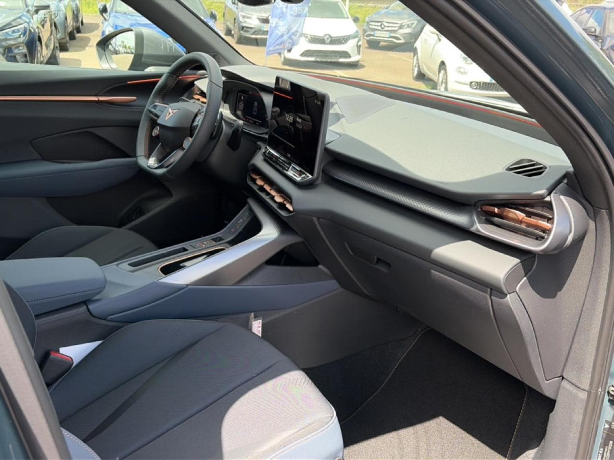 Cupra TERRAMAR 1.5 ETSI HYBRID 150 V DSG7 (2026) - Photo 11