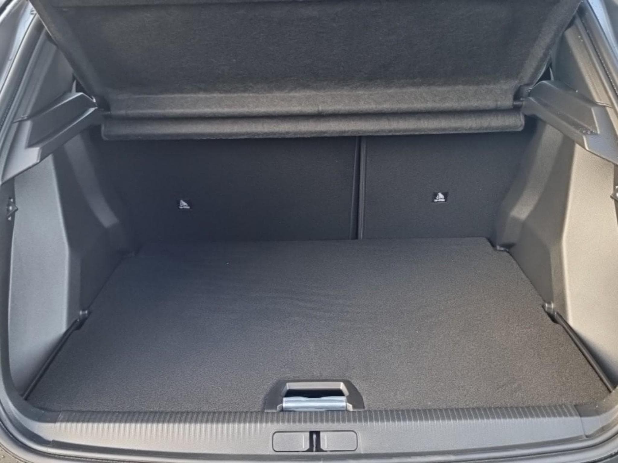 Peugeot 2008 1.2 HYBRID 145 GT E-DCS6 (2025) - Photo 15