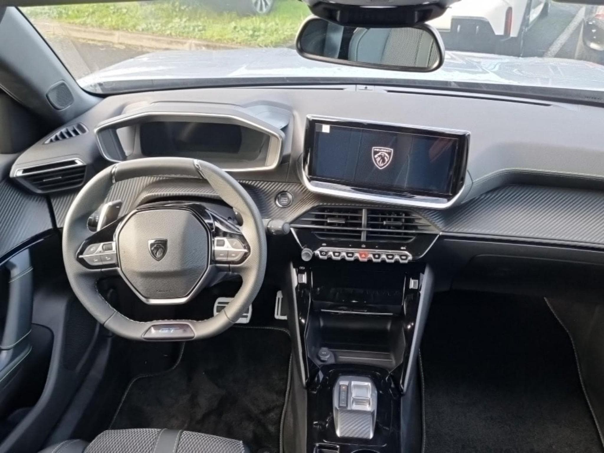 Peugeot 2008 1.2 HYBRID 145 GT E-DCS6 (2025) - Photo 16