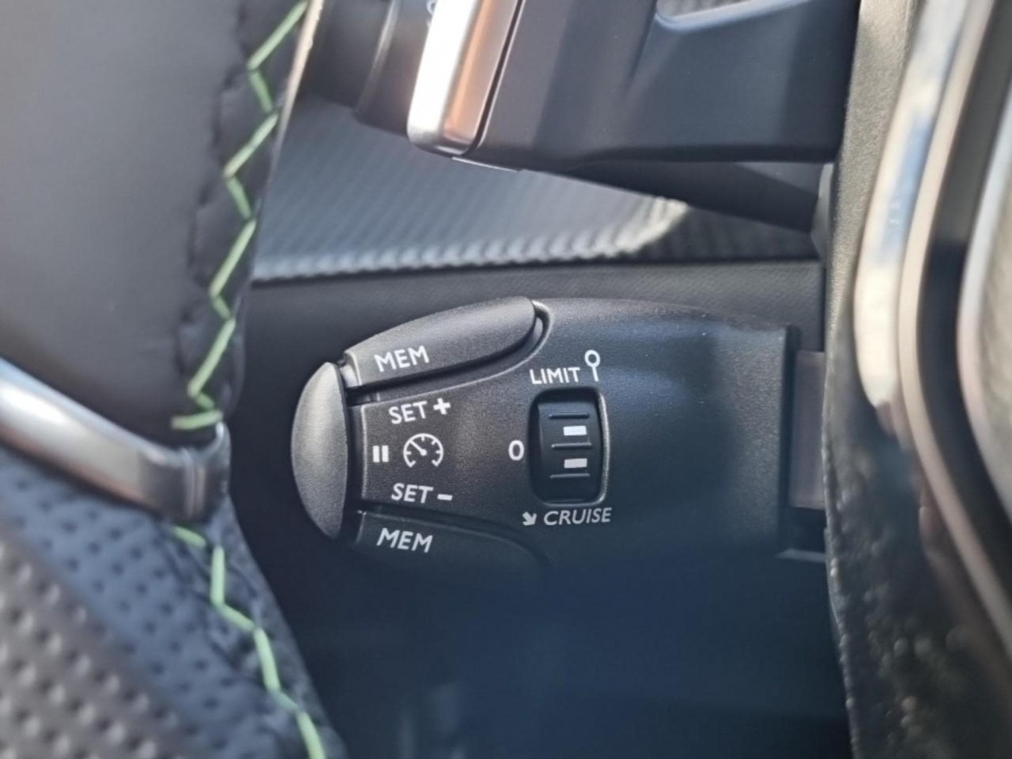 Peugeot 2008 1.2 HYBRID 145 GT E-DCS6 (2025) - Photo 17