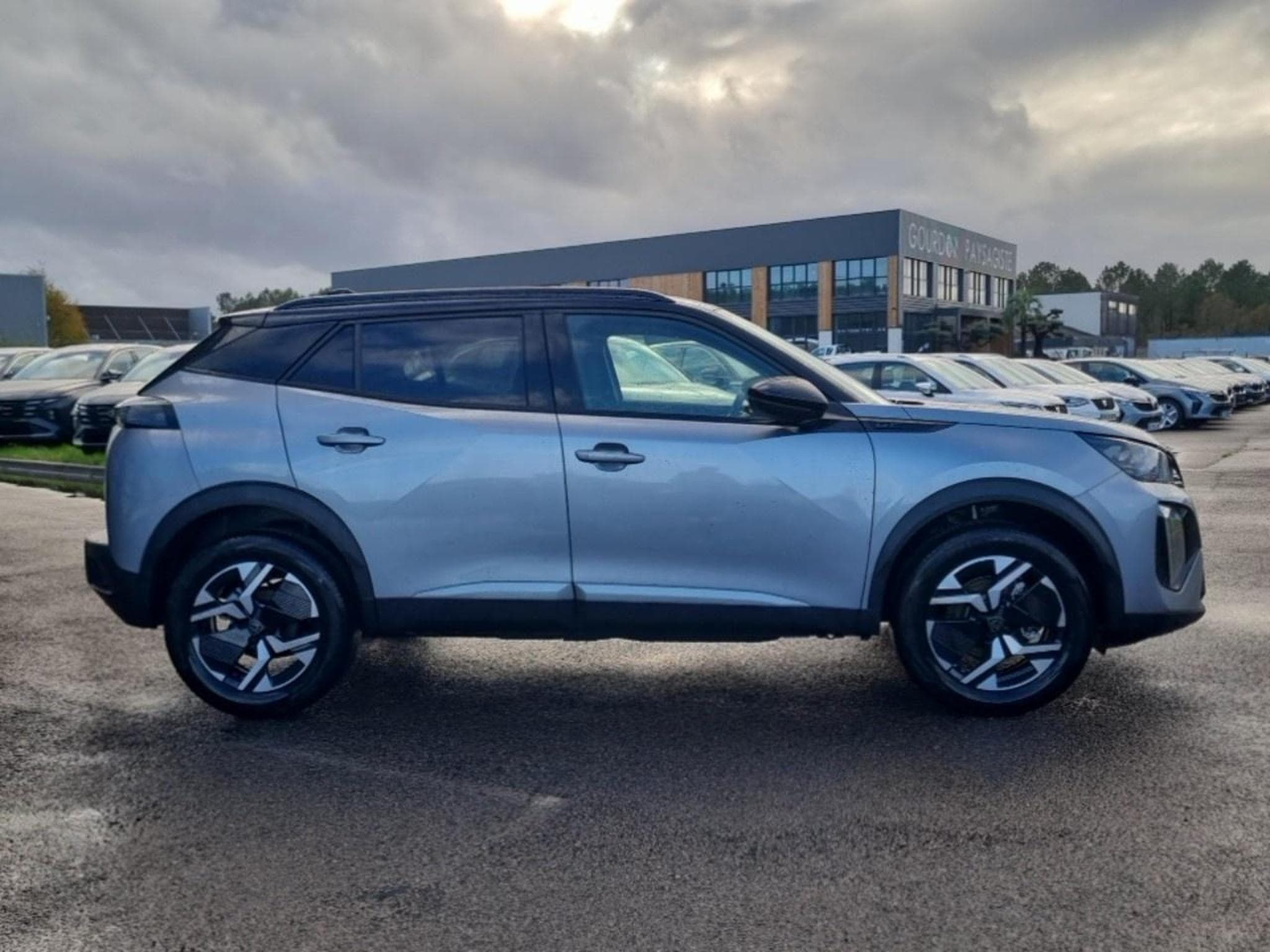 Peugeot 2008 1.2 HYBRID 145 GT E-DCS6 (2025) - Photo 4