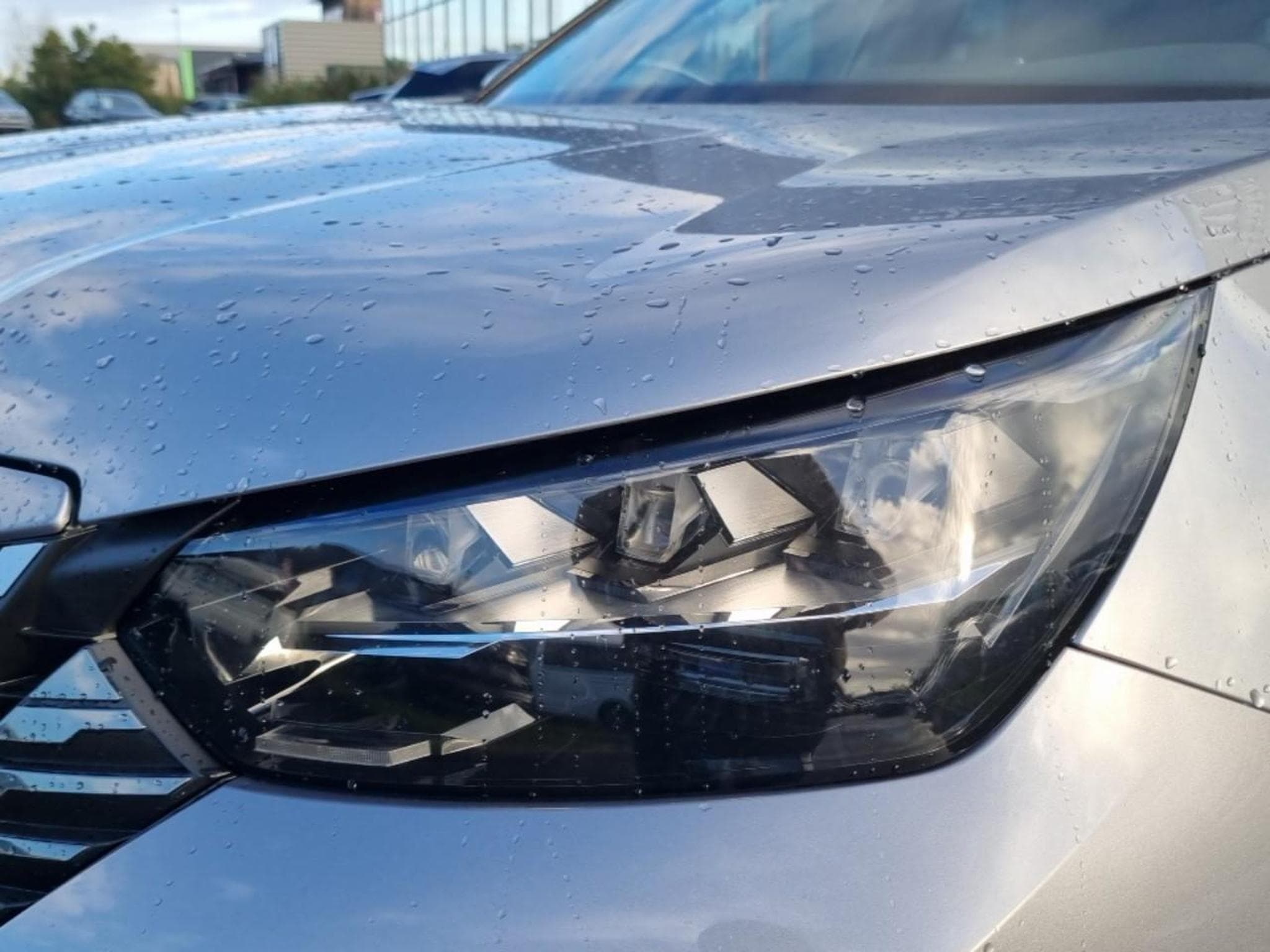 Peugeot 2008 1.2 HYBRID 145 GT E-DCS6 (2025) - Photo 9