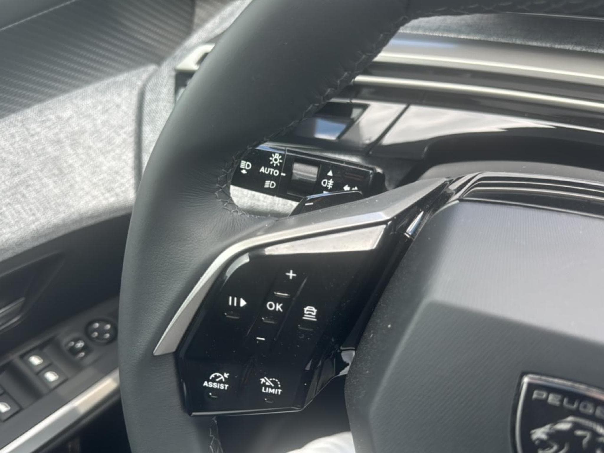 Peugeot 5008 HYBRID 145 ALLURE E-DCS6 (2025) - Photo 12