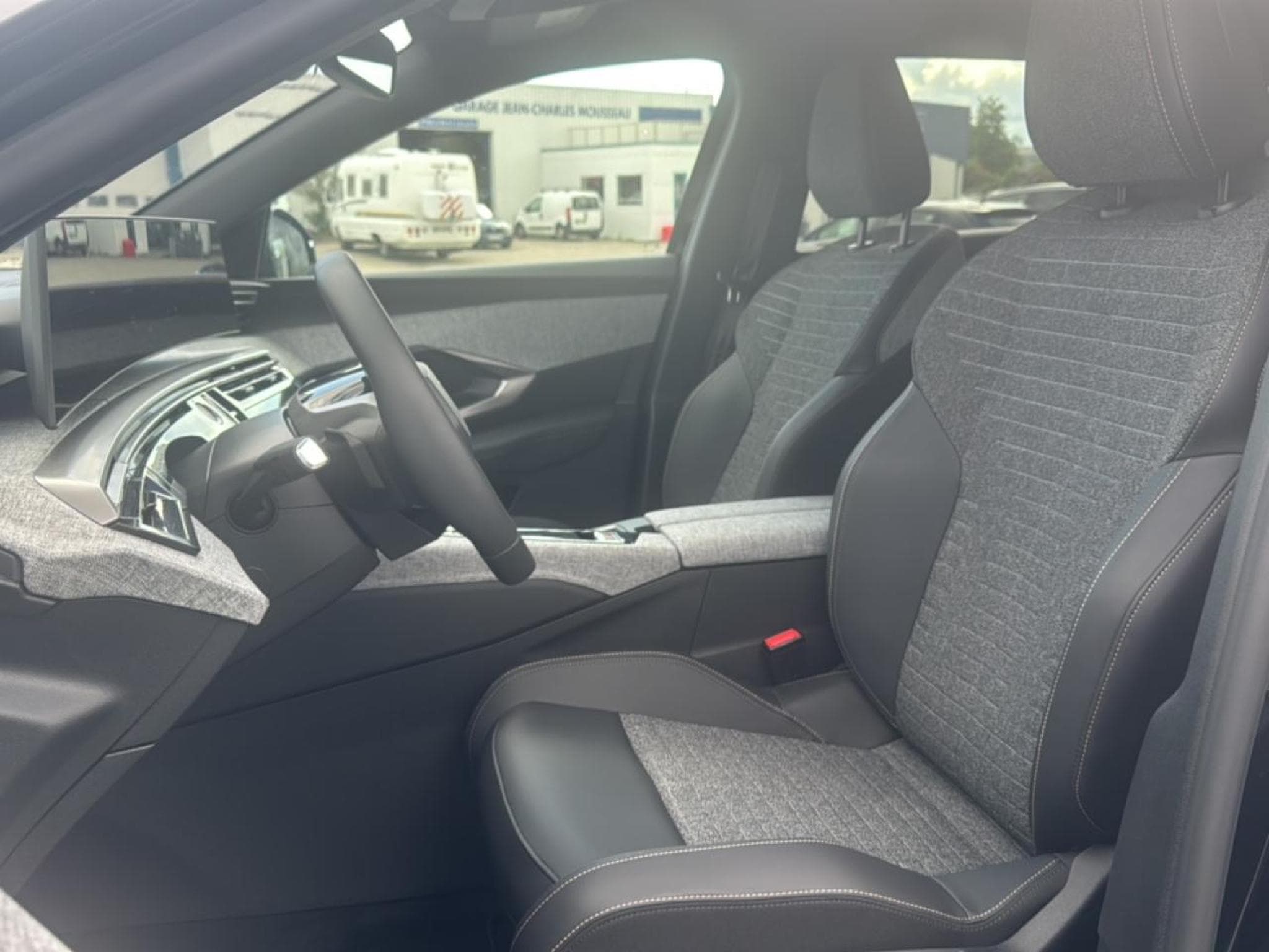 Peugeot 5008 HYBRID 145 ALLURE E-DCS6 (2025) - Photo 14